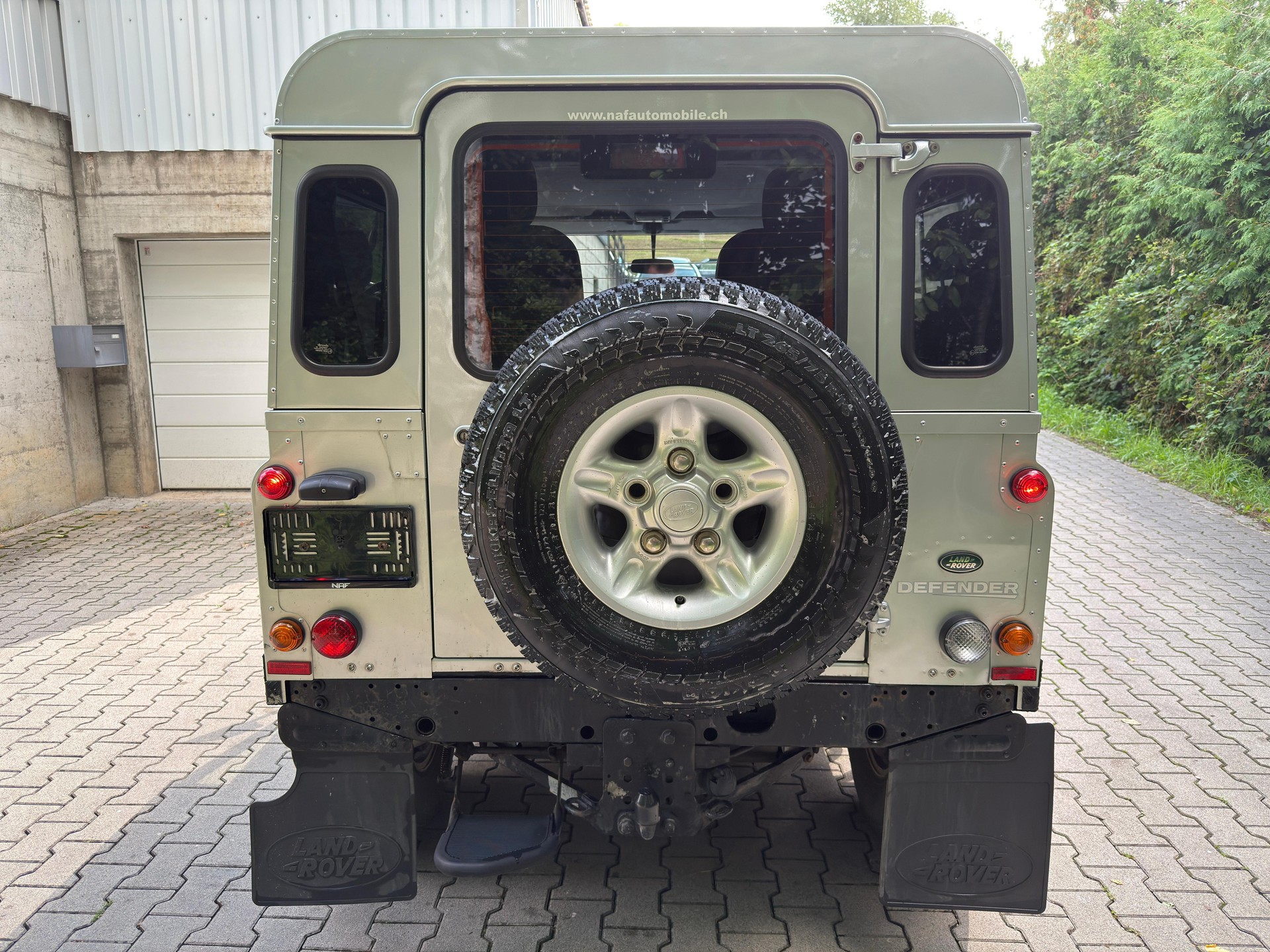 LAND ROVER Defender 90 2.2 TD4 Station Wagon-image-3