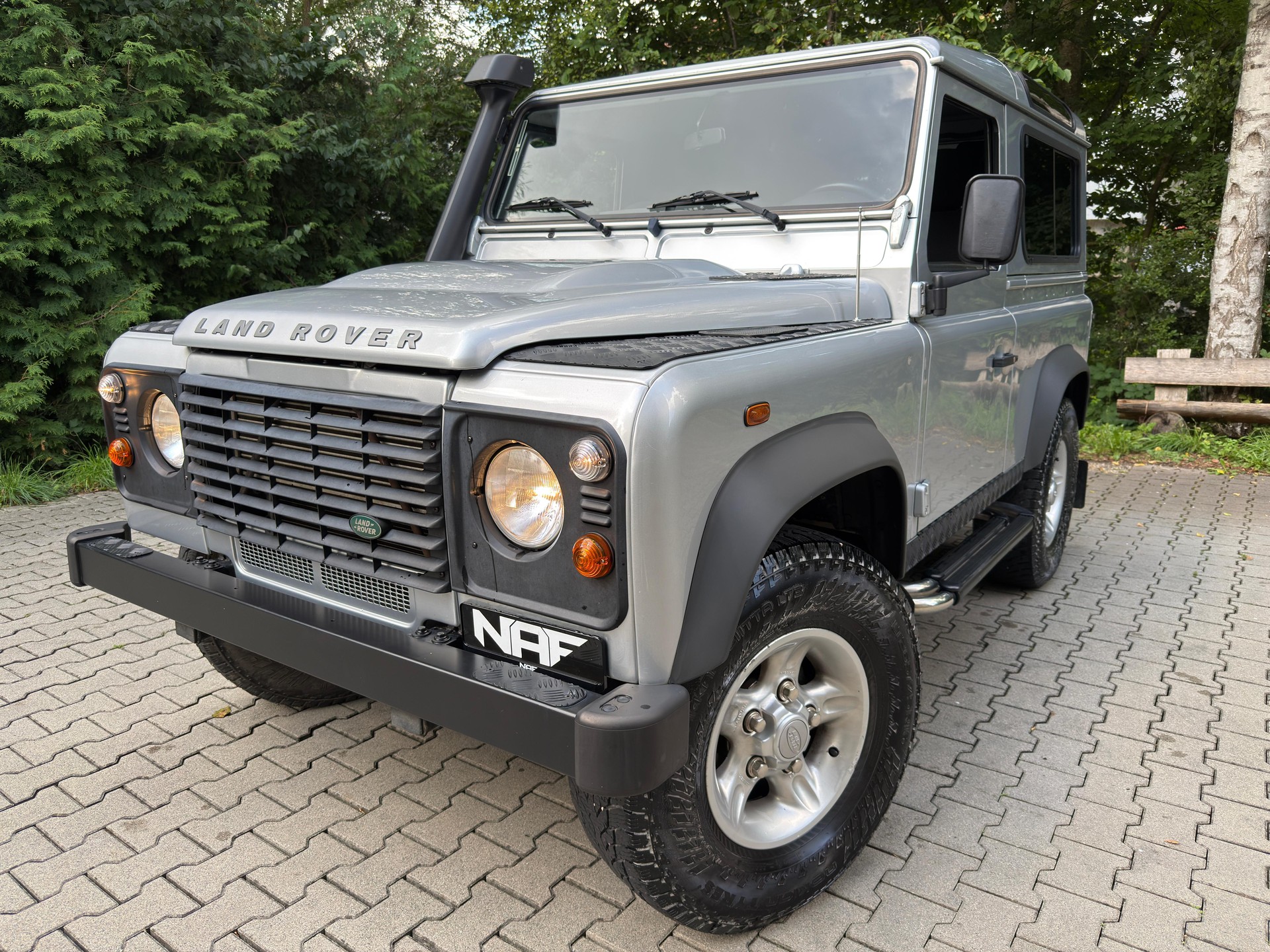 LAND ROVER Defender 90 2.2 TD4 Station Wagon-image-0