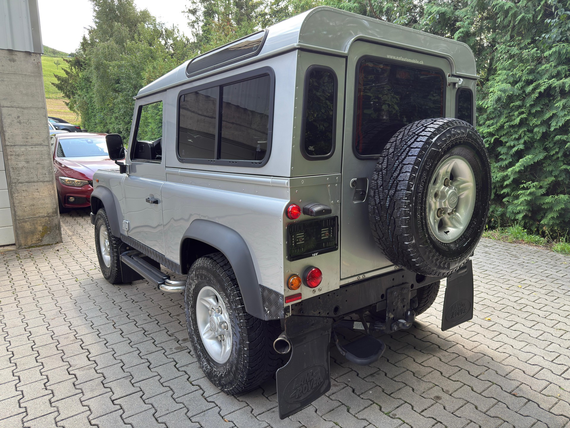 LAND ROVER Defender 90 2.2 TD4 Station Wagon-image-2