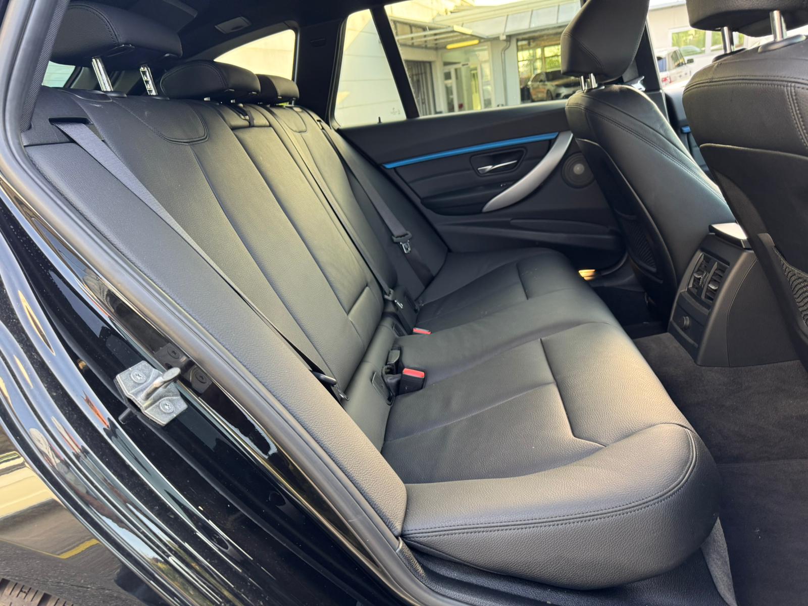 BMW 320d xDrive Touring Edition M Sport Steptronic-image-11