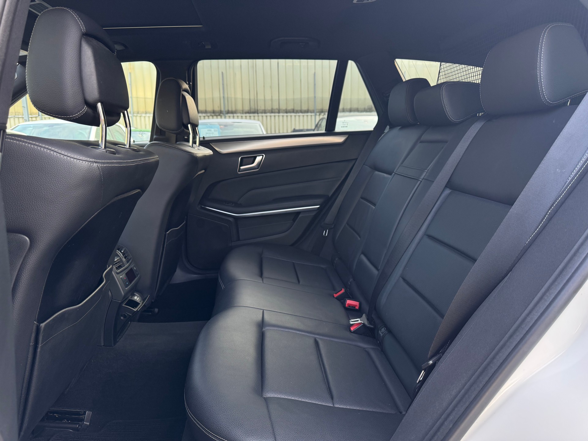 MERCEDES-BENZ E 200 7G-Tronic-image-11
