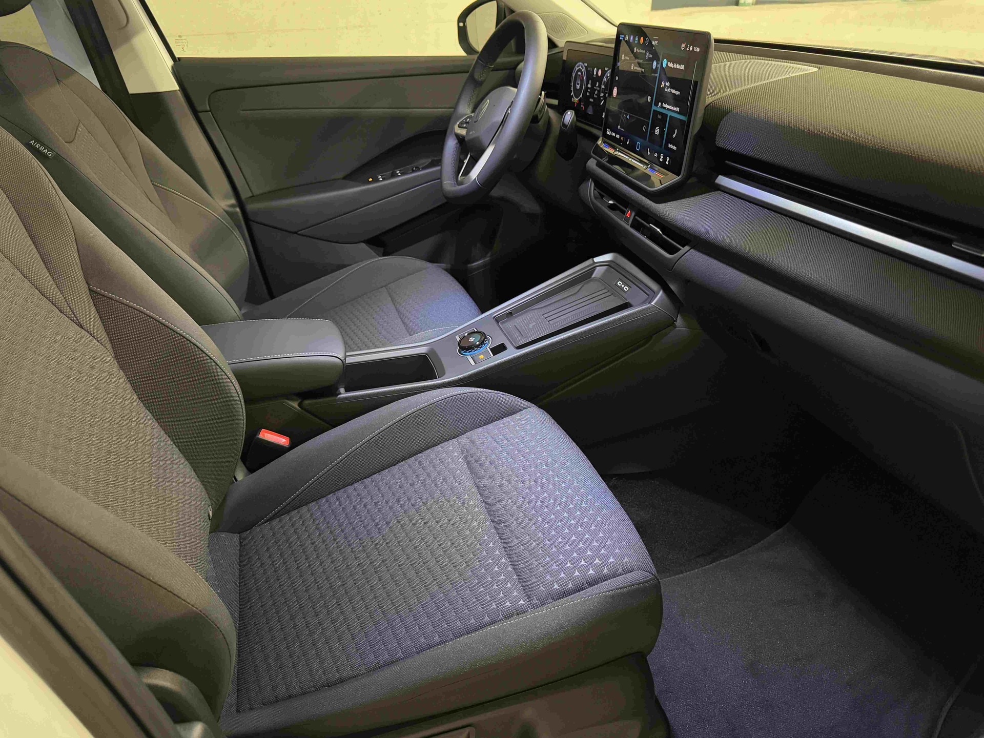 VW T-Roc 1.5 eTSI mHEV Life DSG-image-8