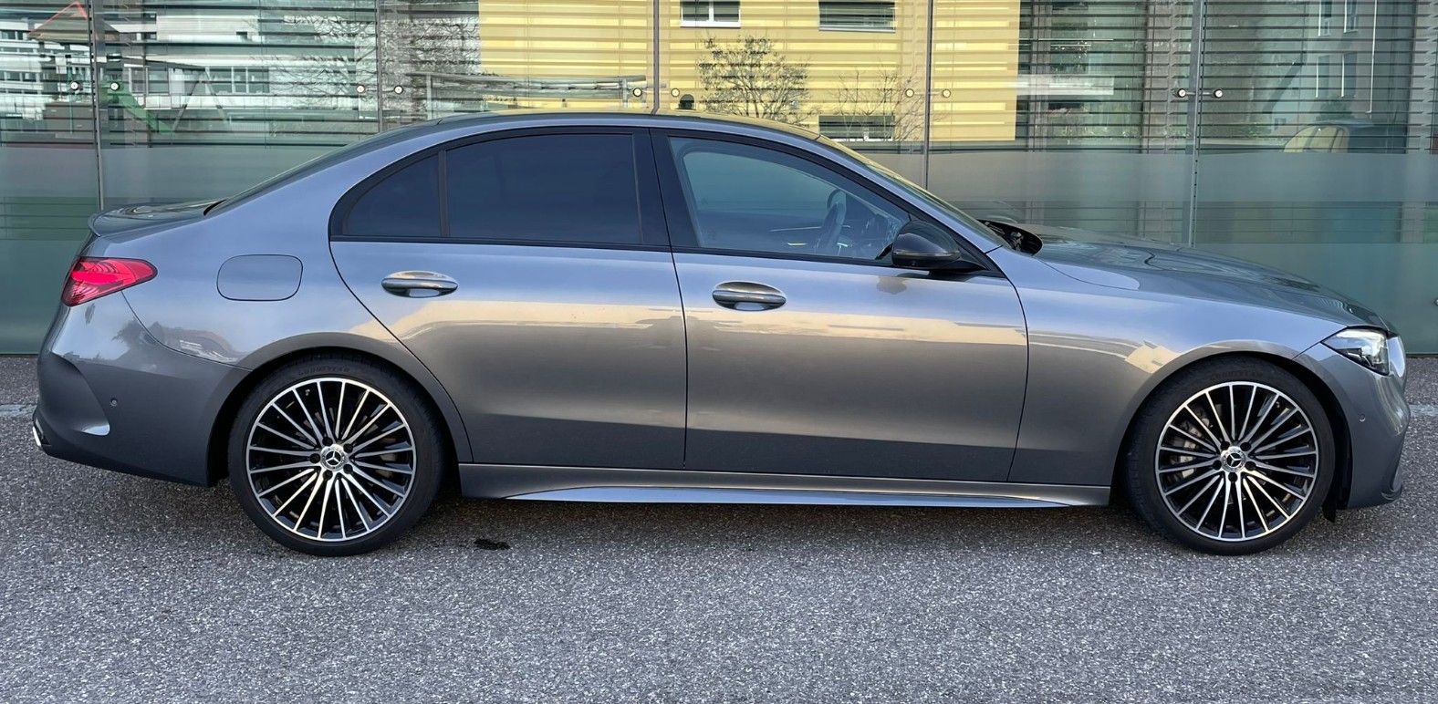 MERCEDES-BENZ C 300 4Matic AMG Line-image-4
