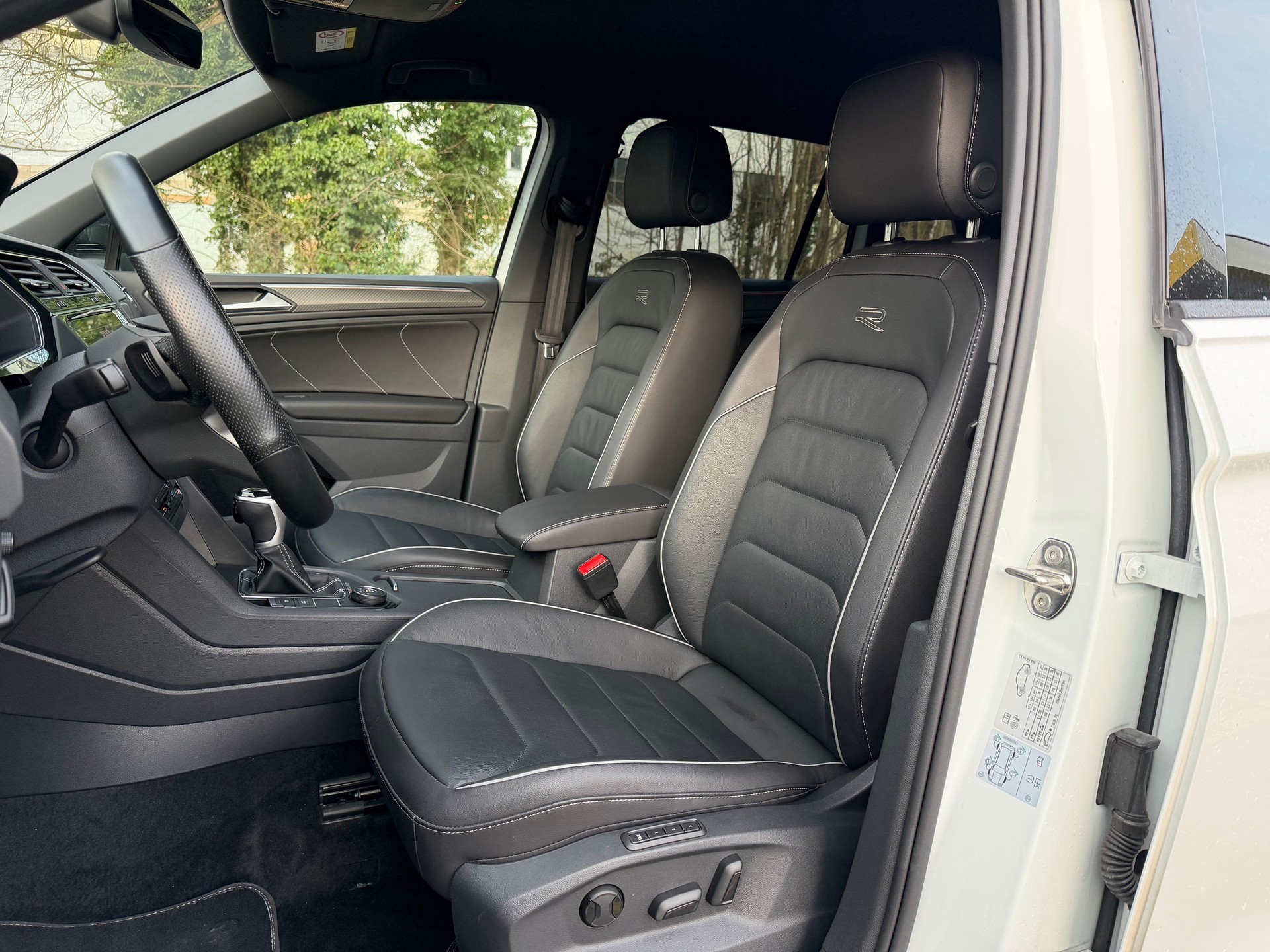 VW Tiguan 2.0 TDI SCR R-Line 4Motion DSG-image-4