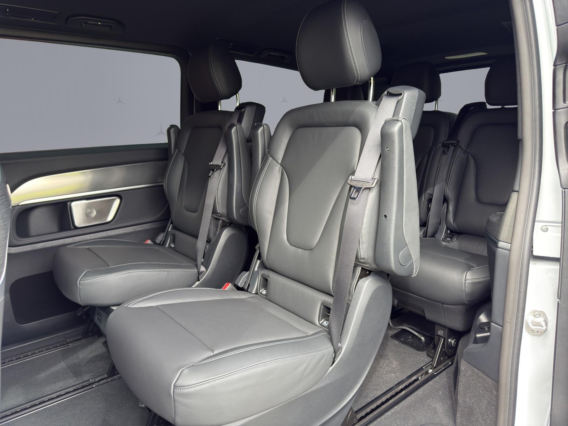 MERCEDES-BENZ V 300 d Swiss Ed. lang 4matic Van-image-13