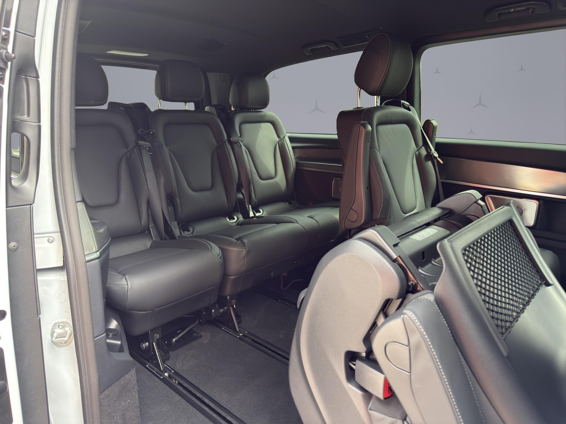 MERCEDES-BENZ V 300 d Swiss Ed. lang 4matic Van-image-18