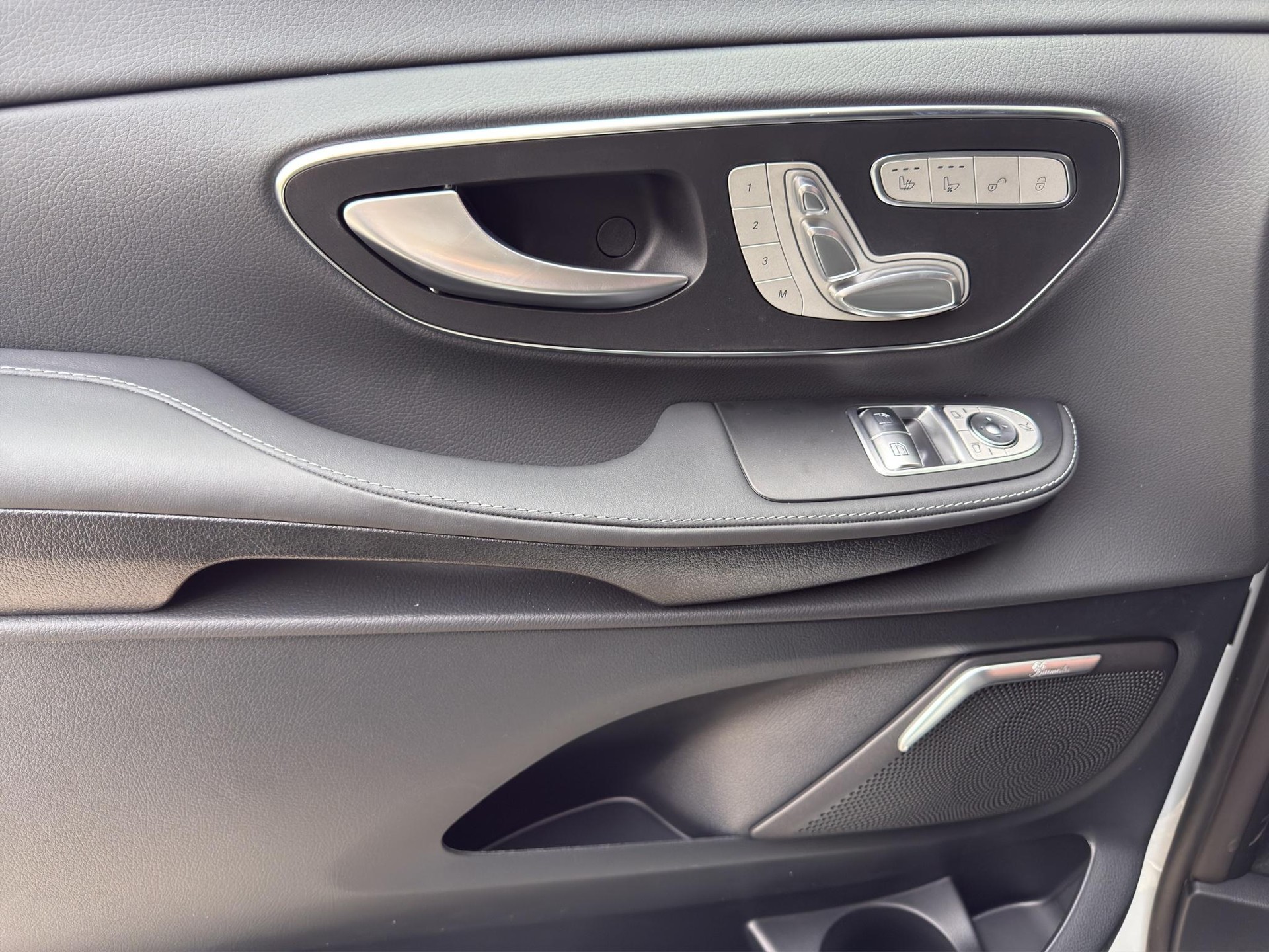 MERCEDES-BENZ V 300 d Swiss Ed. lang 4matic Van-image-11
