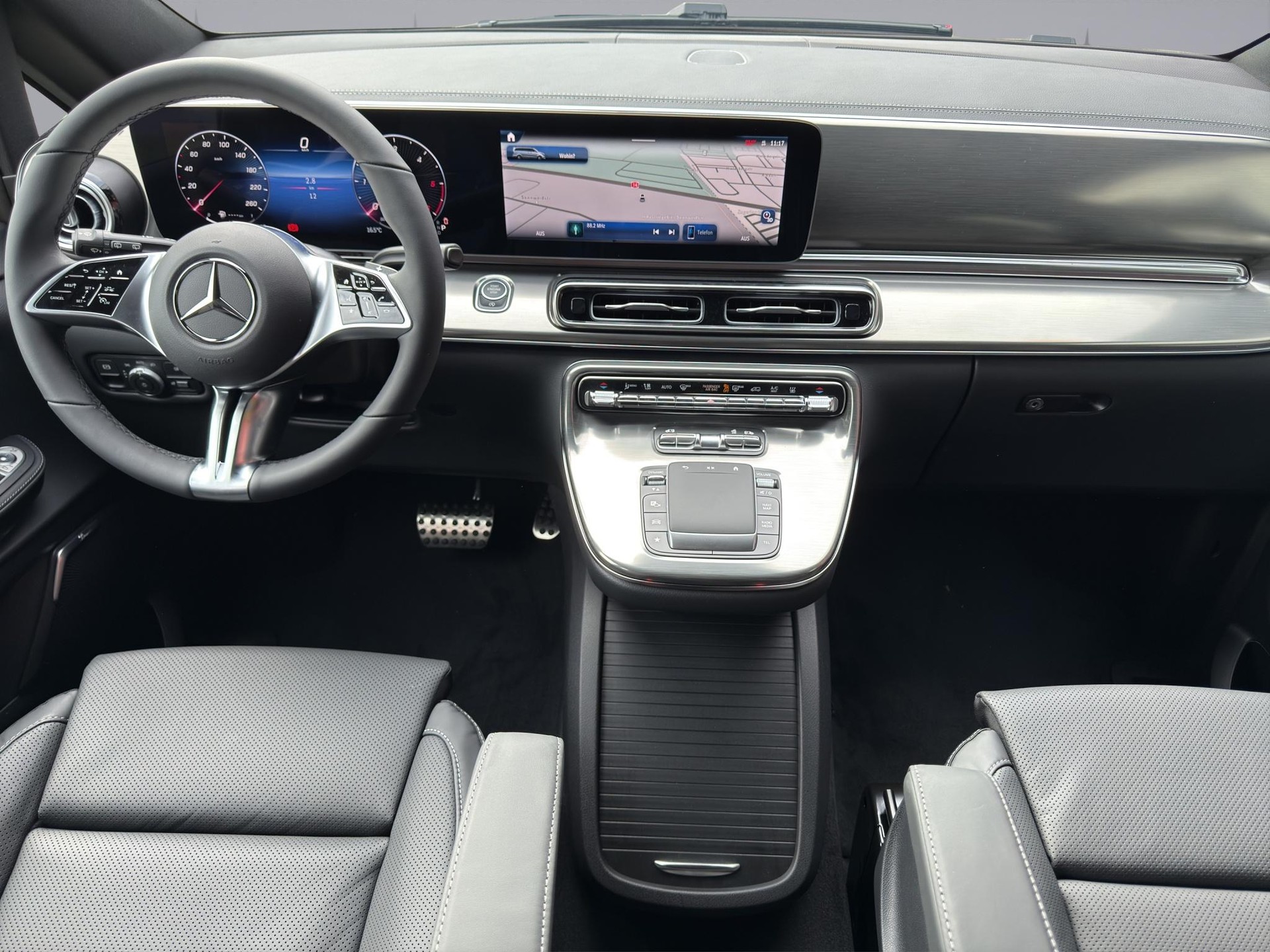 MERCEDES-BENZ V 300 d Swiss Ed. lang 4matic Van-image-14