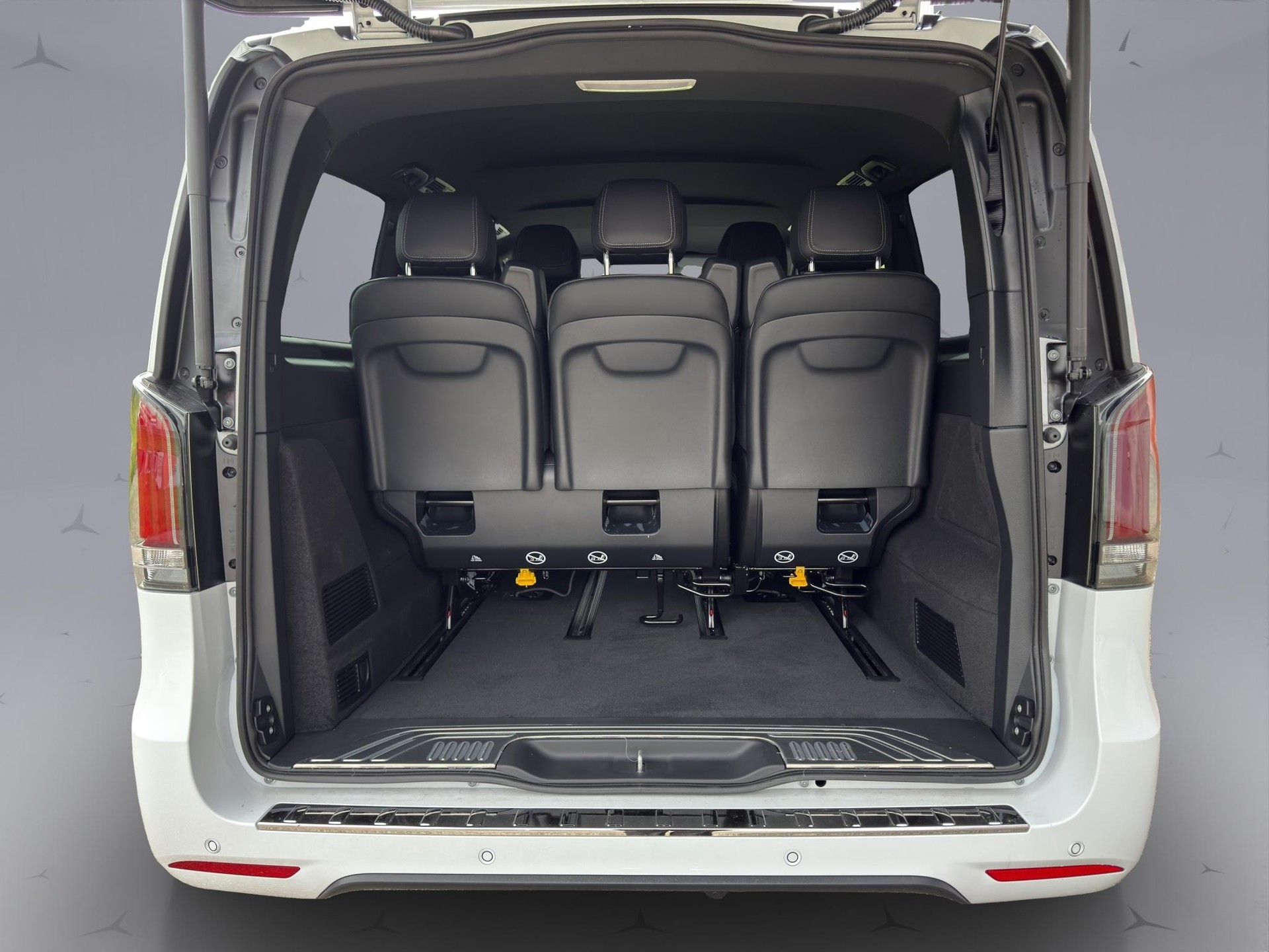 MERCEDES-BENZ V 300 d Swiss Ed. lang 4matic Van-image-19