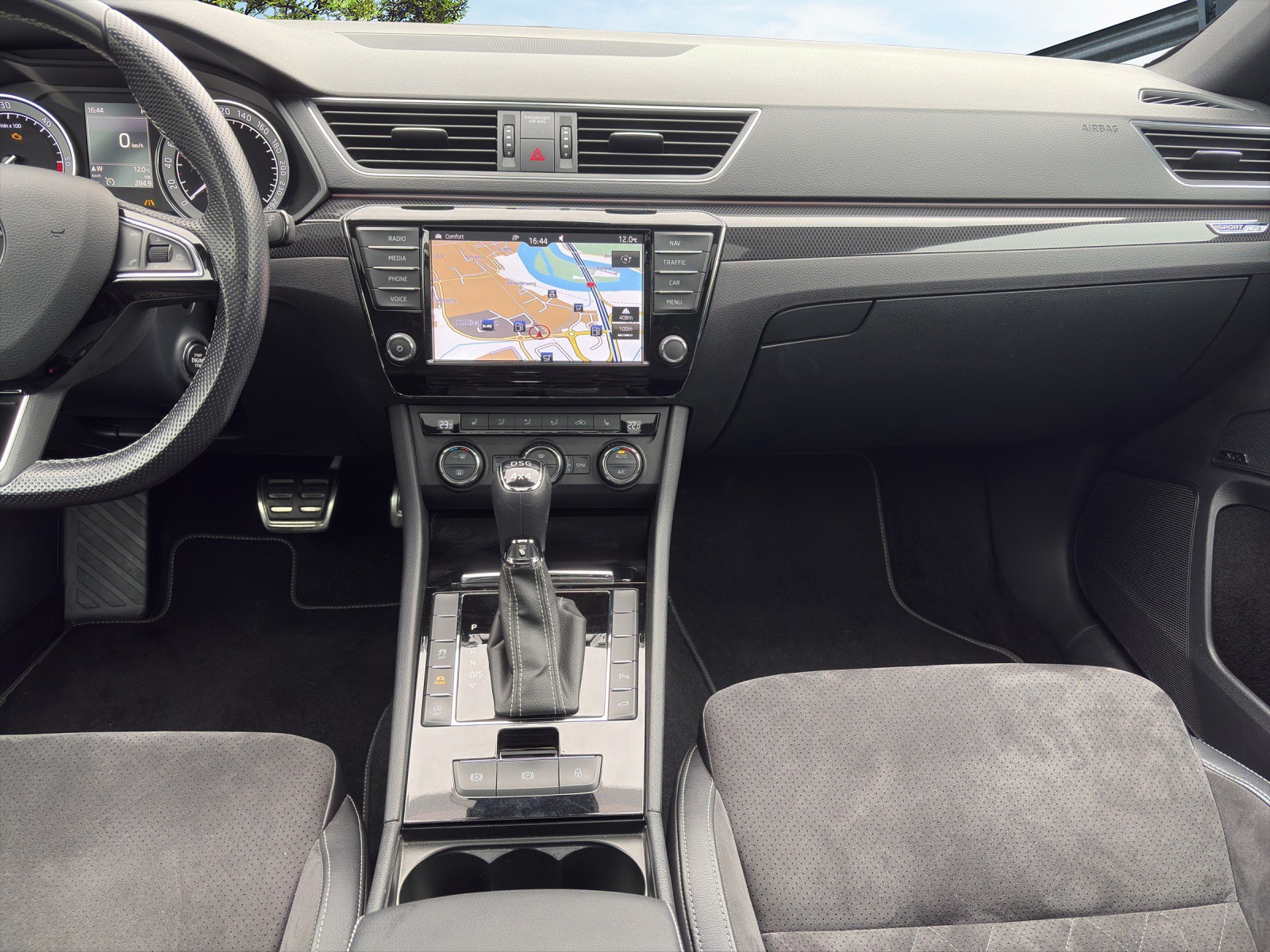 SKODA Superb Combi 2.0 TDi Sport Line 4x4 DSG-image-9