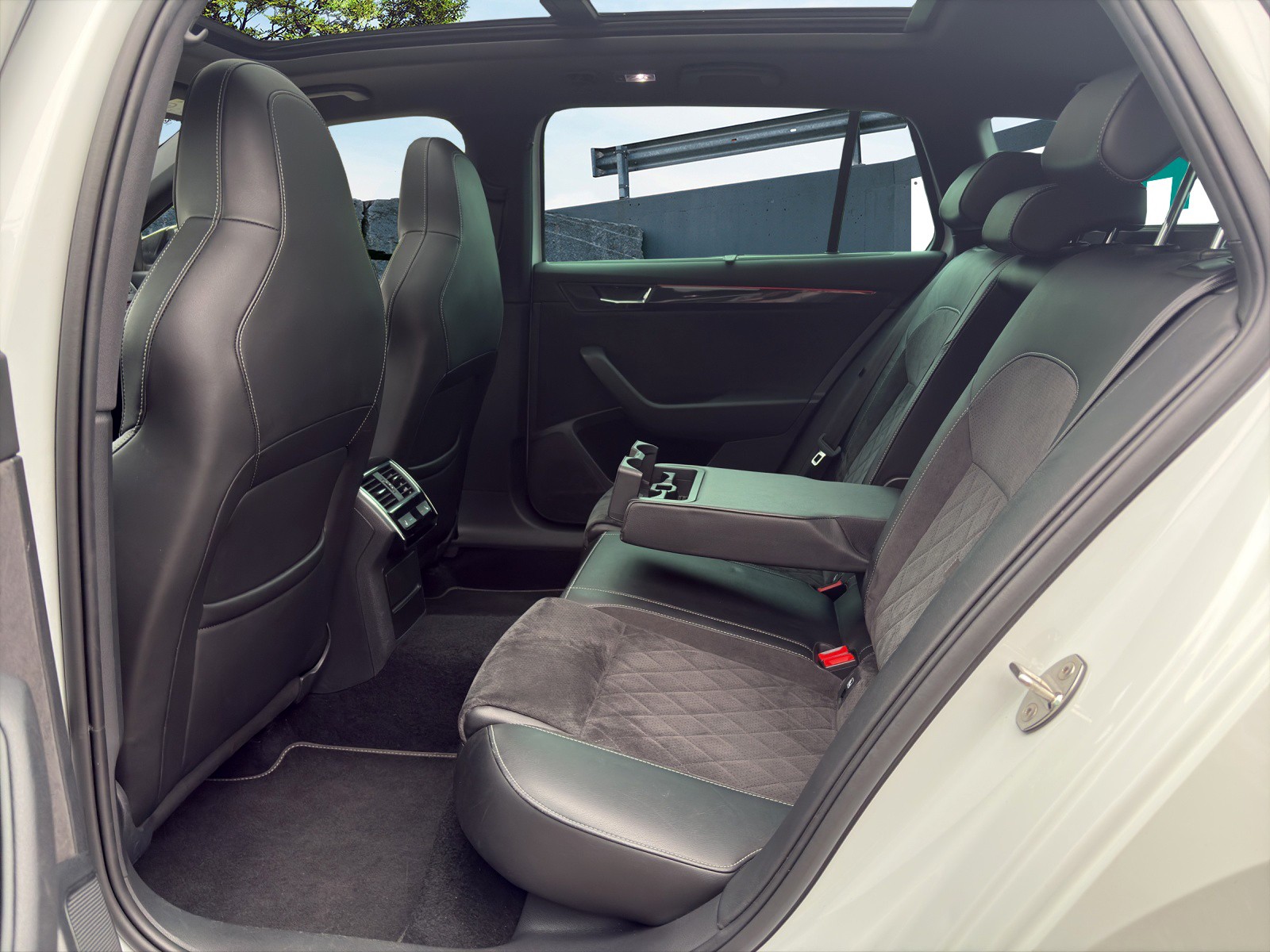 SKODA Superb Combi 2.0 TDi Sport Line 4x4 DSG-image-7