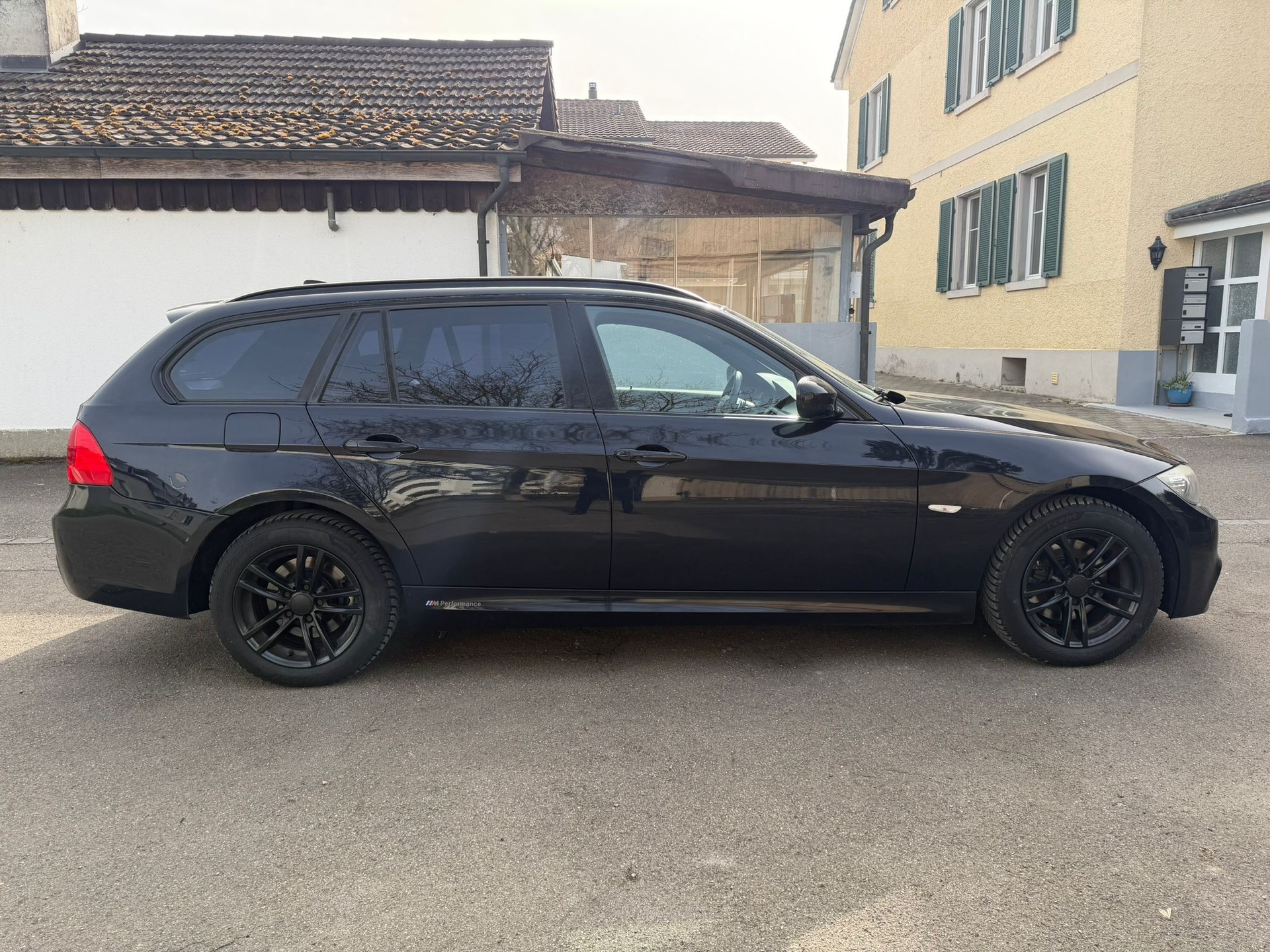 BMW 320d xDrive Touring Steptronic-showroom-element-3