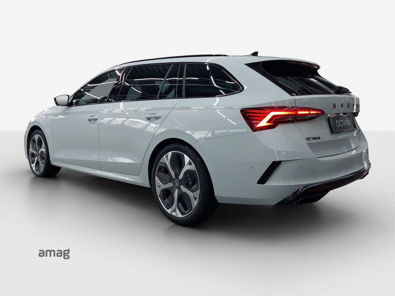 SKODA Octavia Combi 2.0 TSI DSG RS-image-2