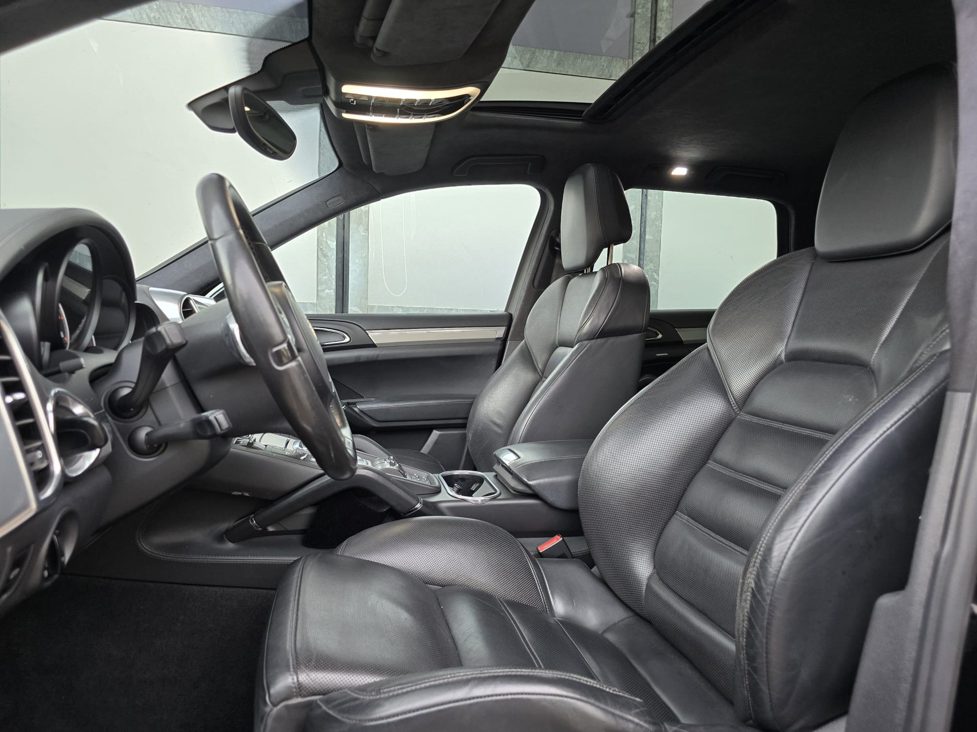 PORSCHE Cayenne Turbo-image-11