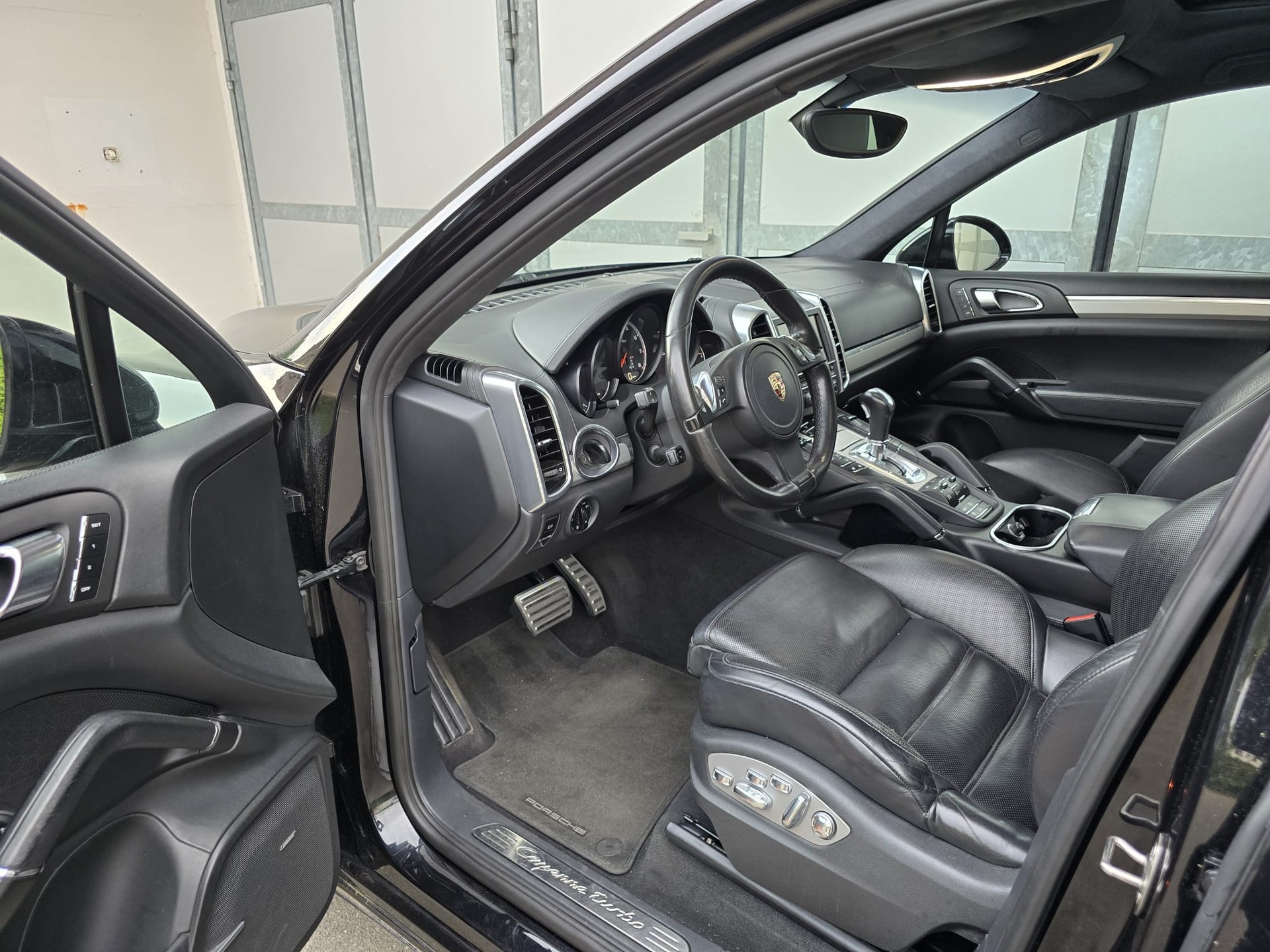 PORSCHE Cayenne Turbo-image-9