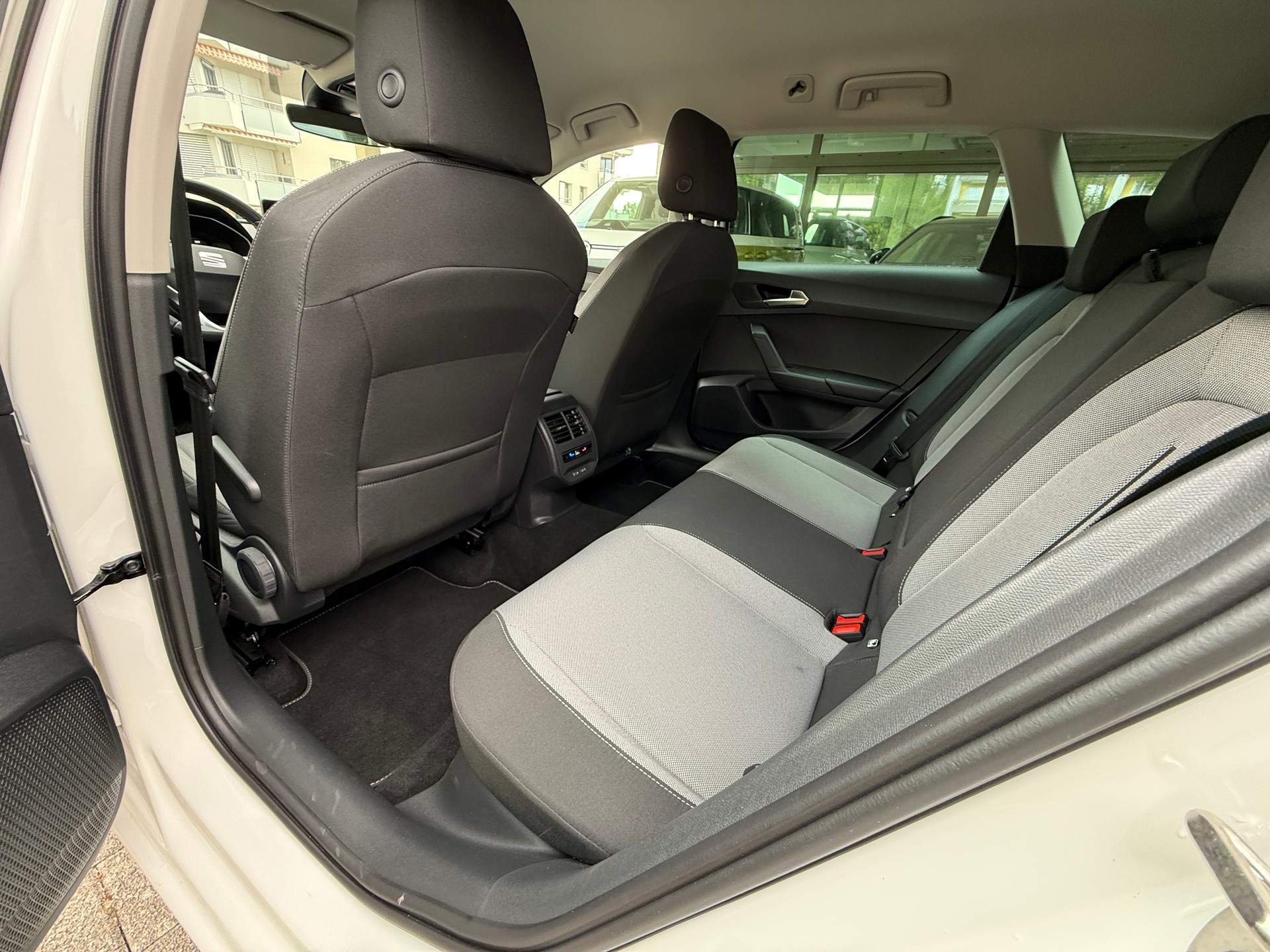 SEAT Leon ST 1.5 eHybrid pHEV DSG Business Edition-image-9