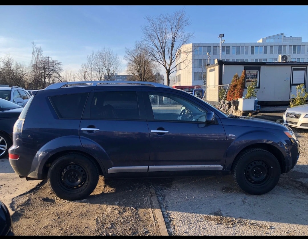 MITSUBISHI Outlander 2.4 Intense 4WD CVT-image-3