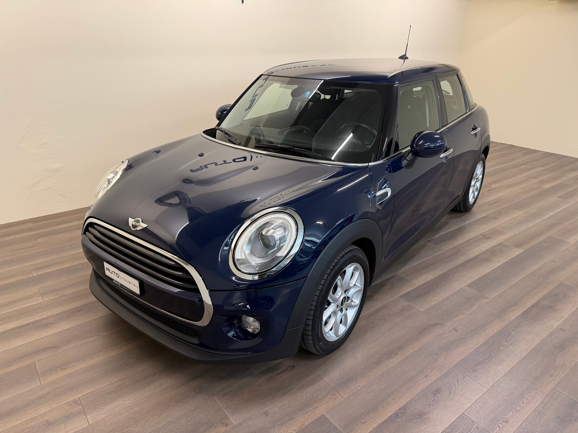 MINI Cooper D Steptronic-showroom-element-1