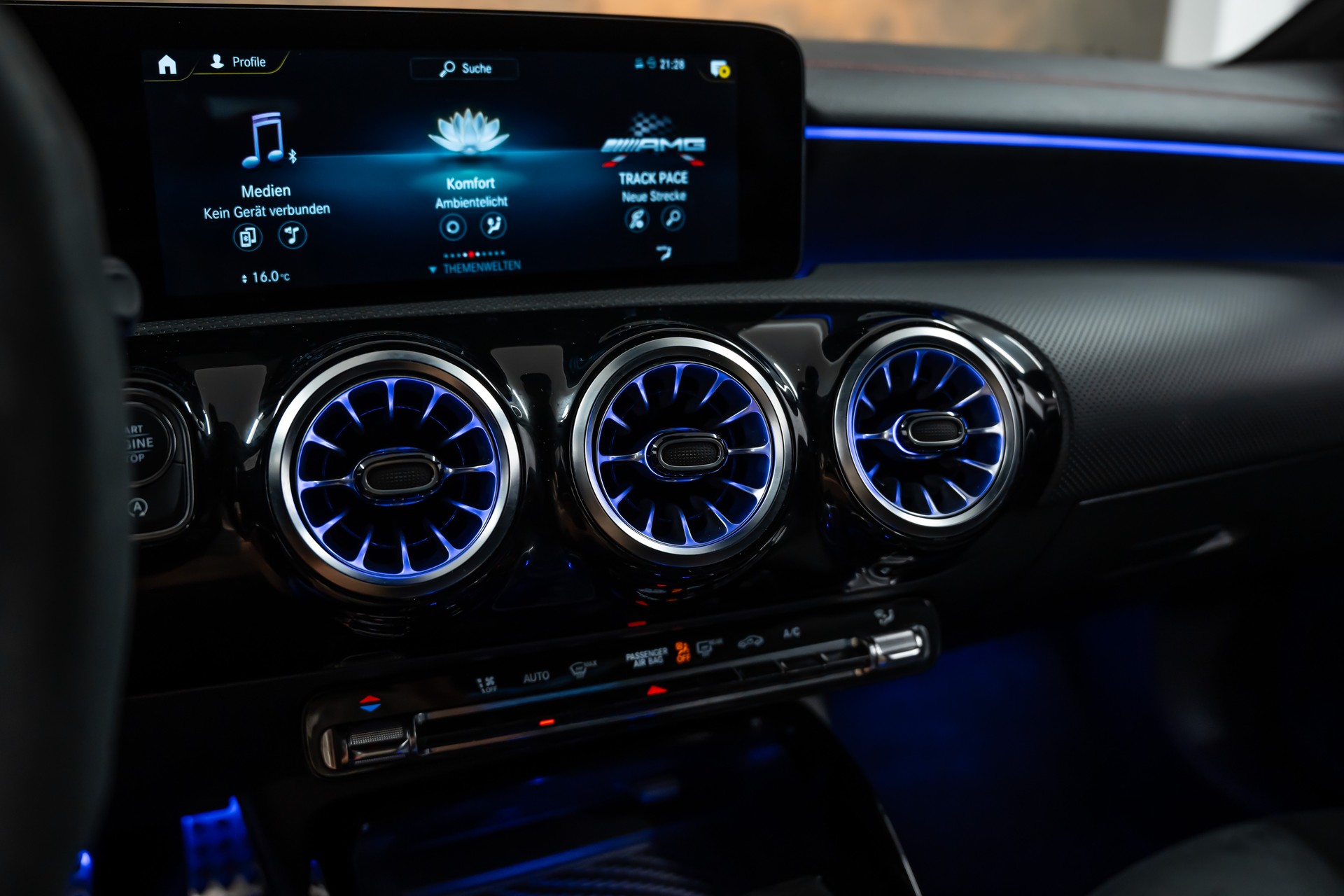 MERCEDES-BENZ CLA 45 S AMG 4Matic+ 8G-DCT *AMG-Drivers*360°*Night-Paket*Track Pack*-image-18