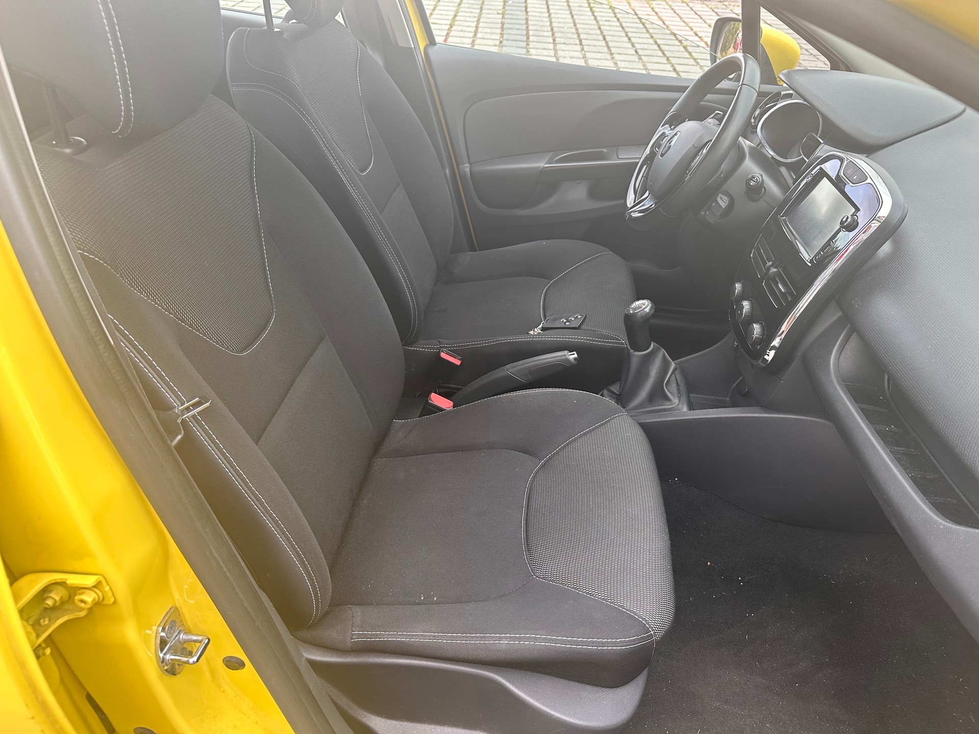 RENAULT Clio 0.9 12V Swiss Edition-image-8