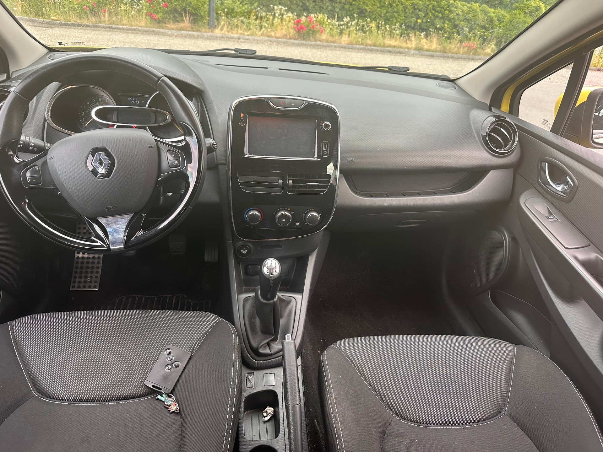 RENAULT Clio 0.9 12V Swiss Edition-image-7