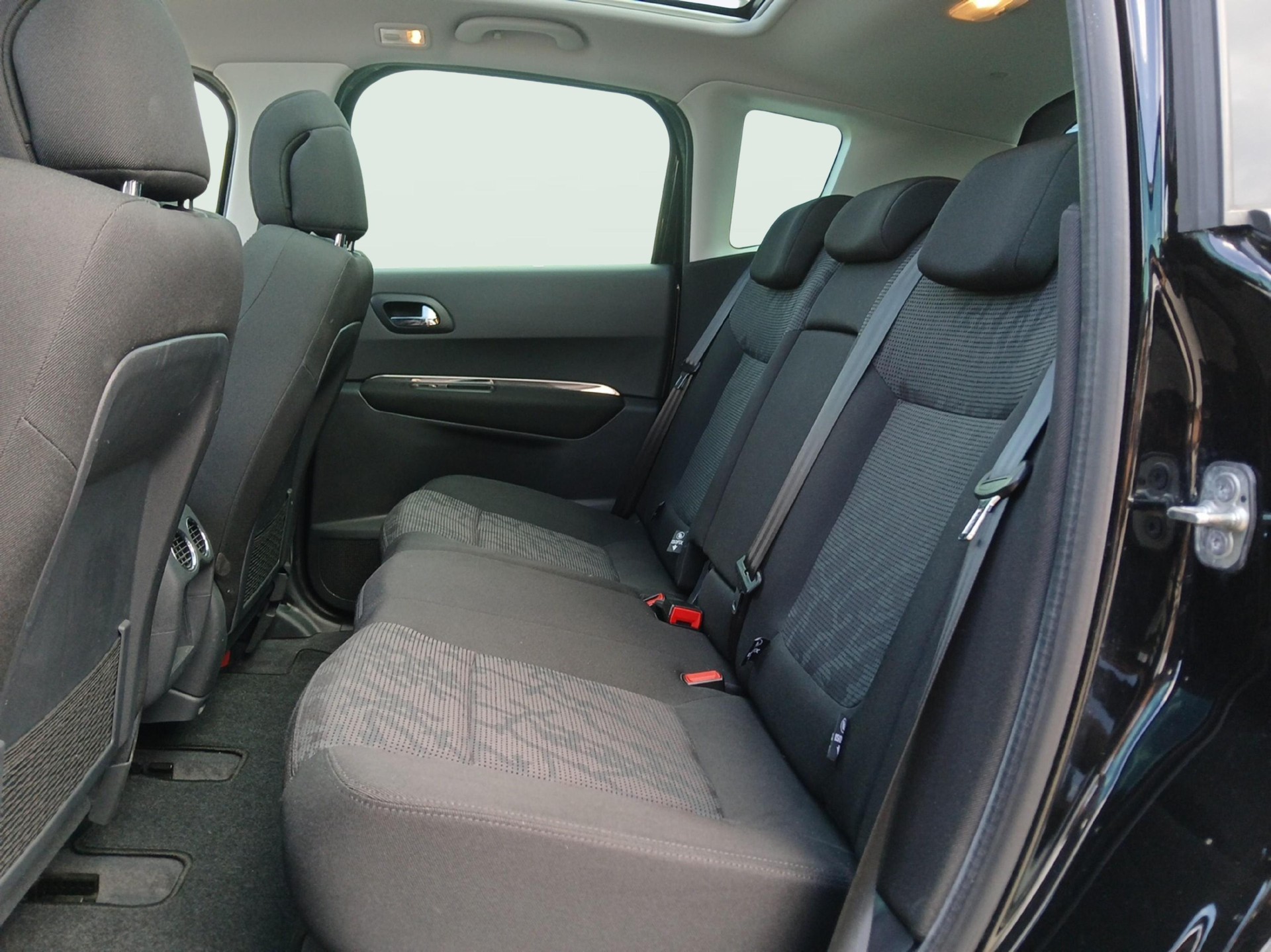 PEUGEOT 3008 1.6 HDi 112 SP Business L. EGS-image-9