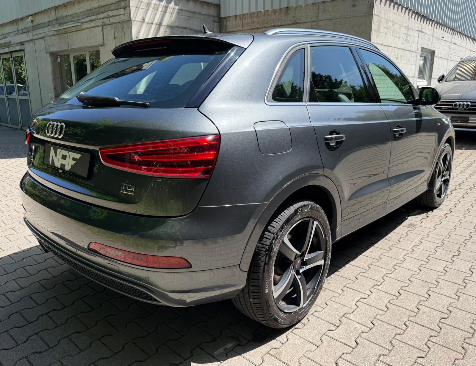 AUDI Q3 2.0 TDI quattro S-Line-image-4