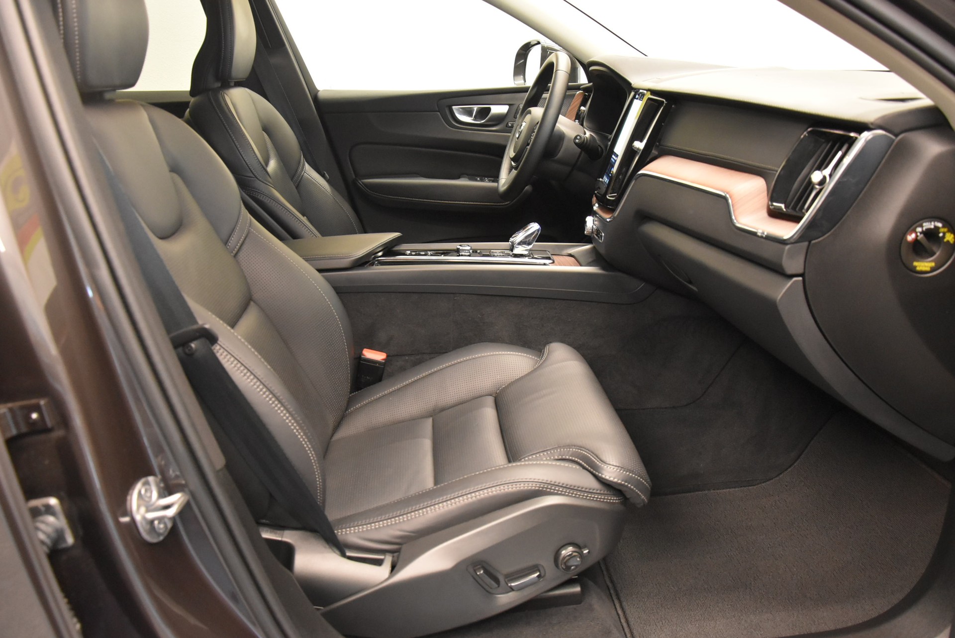 VOLVO XC60 T8 eAWD PluginHybrid Ultimate Bright Geartronic-image-2