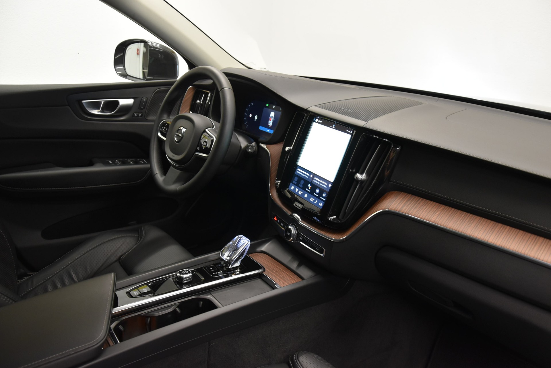 VOLVO XC60 T8 eAWD PluginHybrid Ultimate Bright Geartronic-image-3