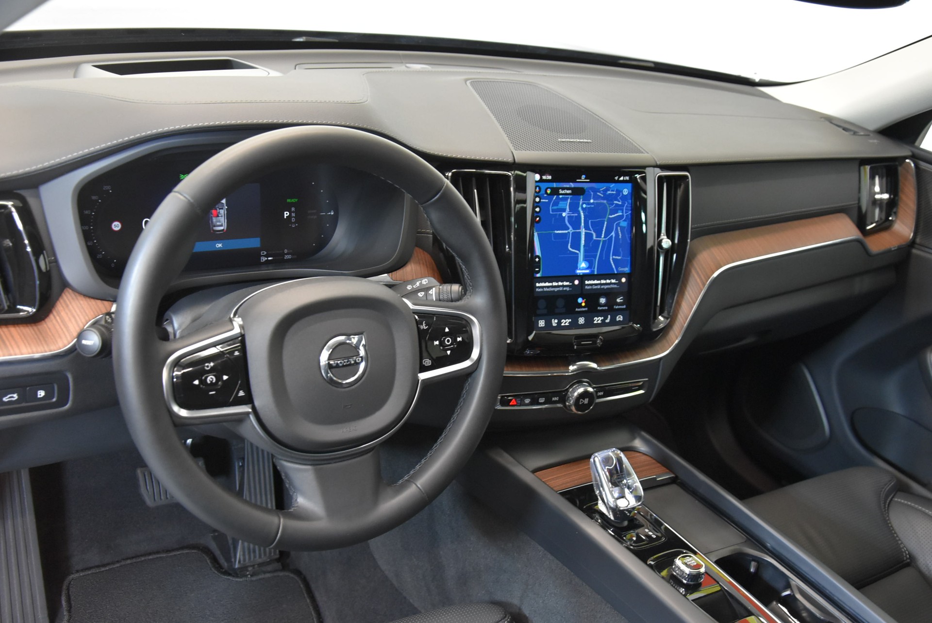 VOLVO XC60 T8 eAWD PluginHybrid Ultimate Bright Geartronic-image-5