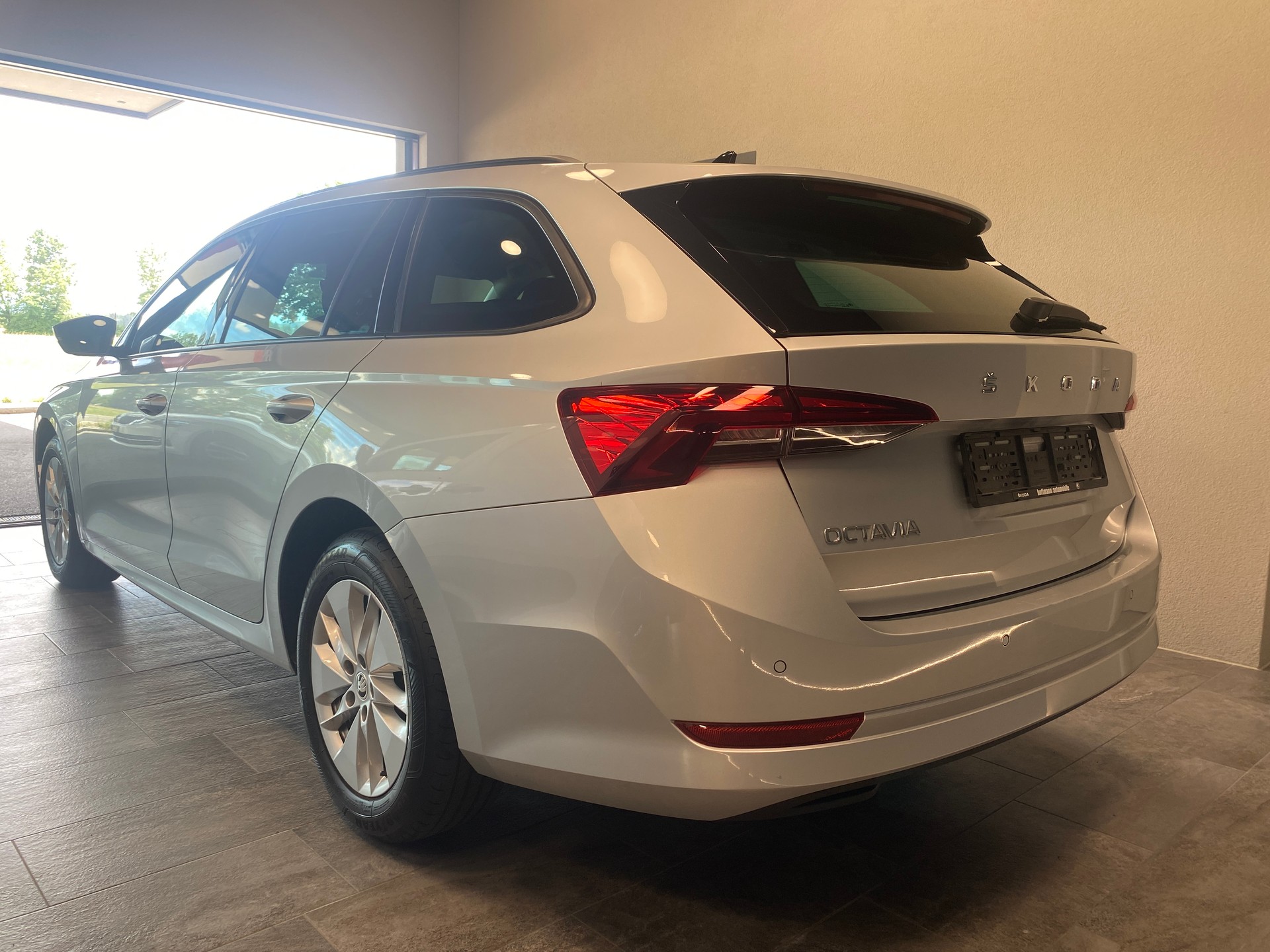 SKODA Octavia Combi 2.0 TDI DSG Ambition-image-1