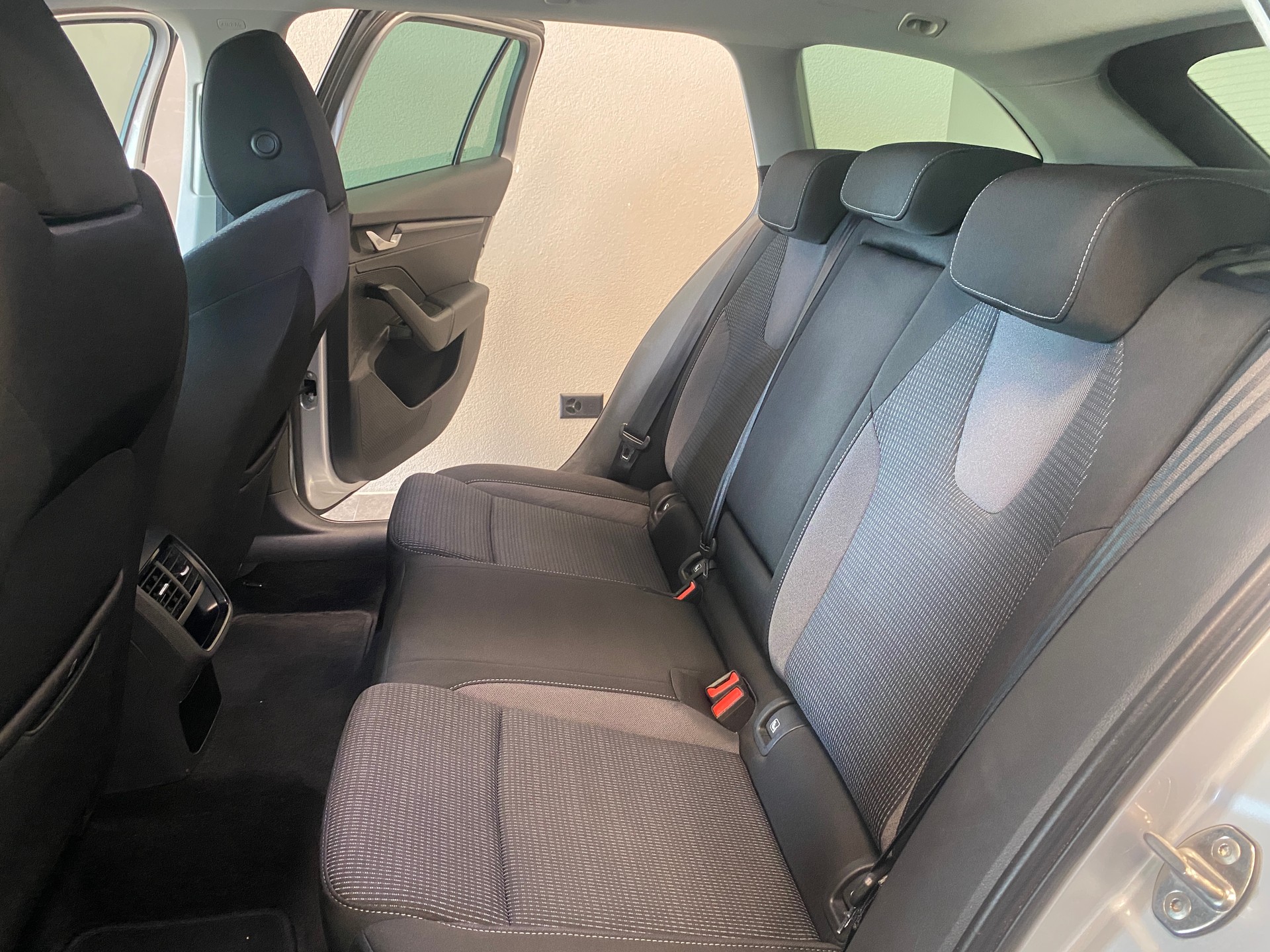 SKODA Octavia Combi 2.0 TDI DSG Ambition-image-8