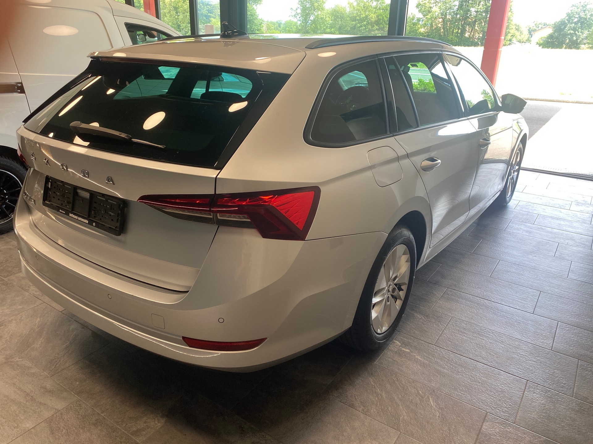 SKODA Octavia Combi 2.0 TDI DSG Ambition-image-2
