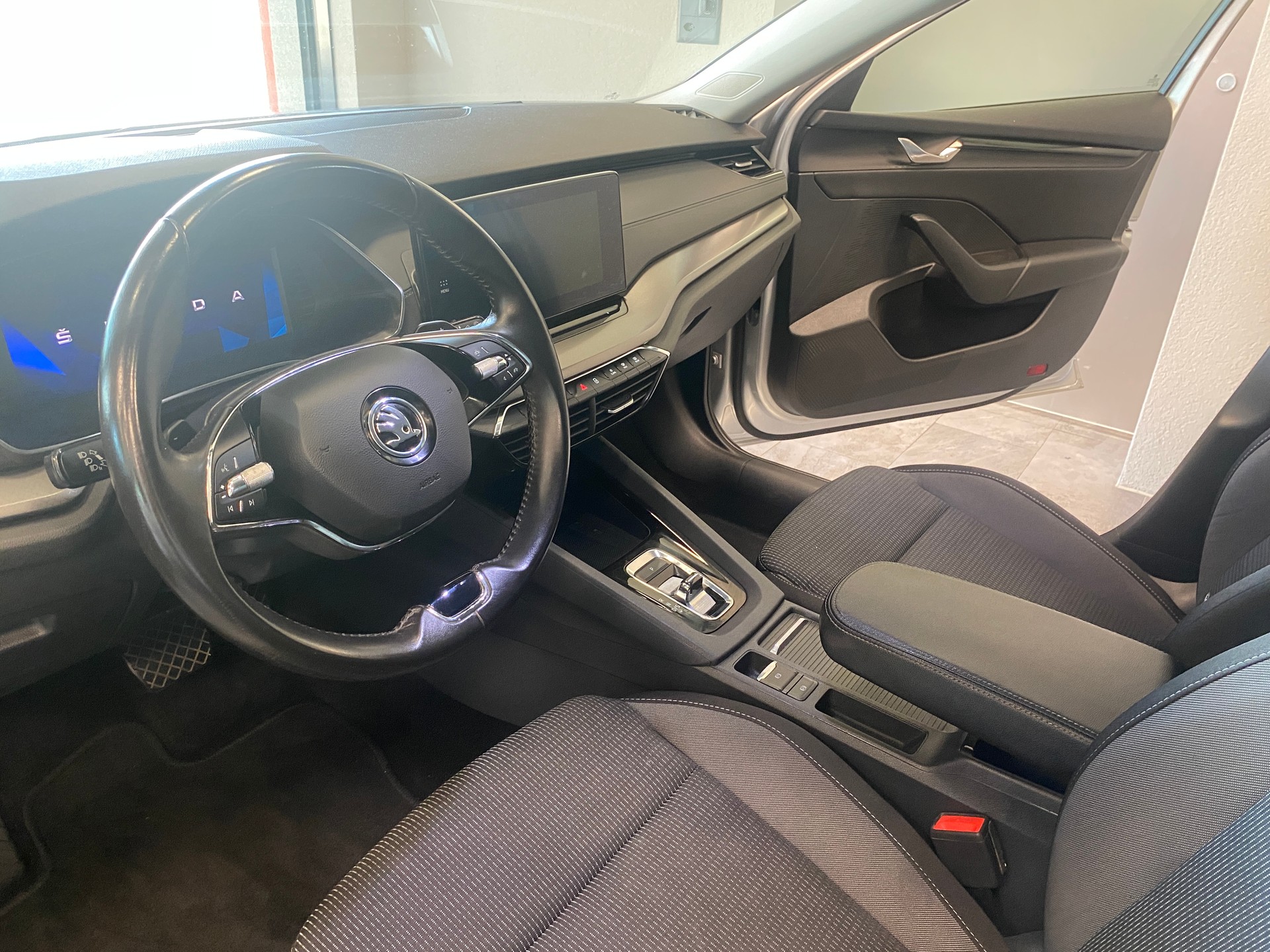 SKODA Octavia Combi 2.0 TDI DSG Ambition-image-4
