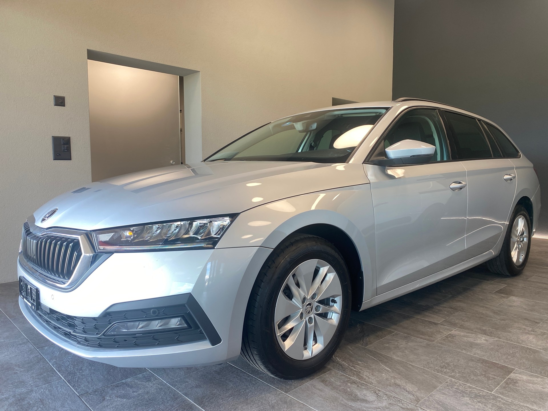 SKODA Octavia Combi 2.0 TDI DSG Ambition-image-0