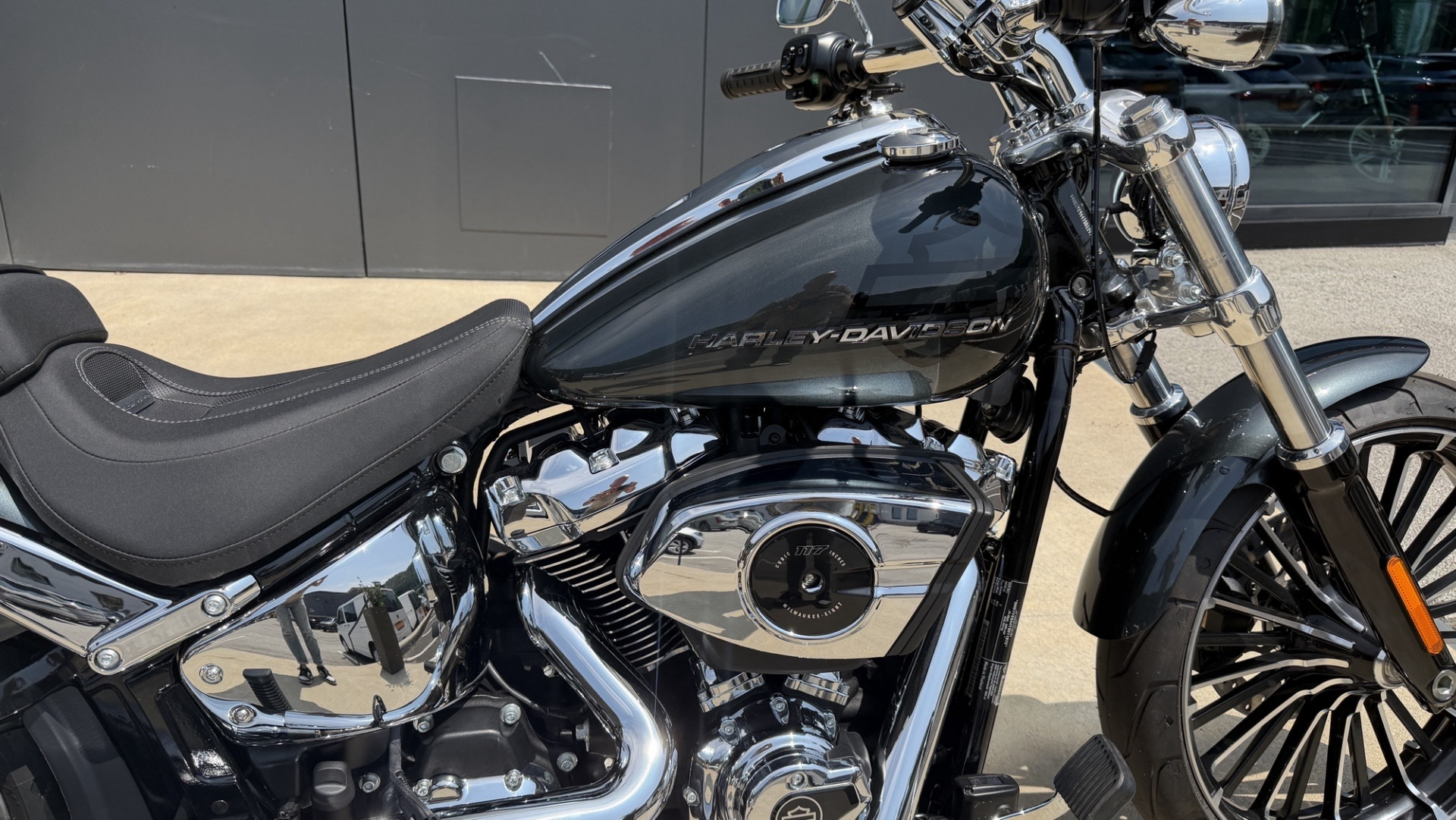 HARLEY-DAVIDSON FXBR 1923 Breakout 117-showroom-element-1