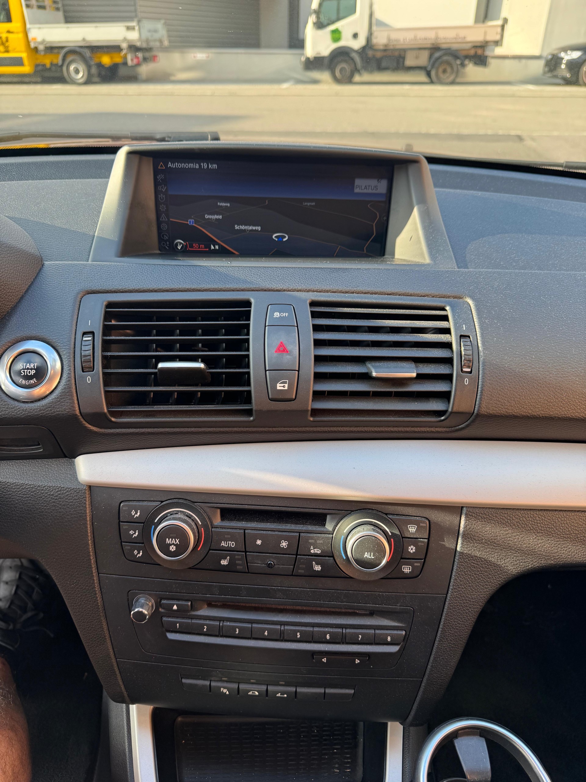 BMW 125i Cabrio-image-10