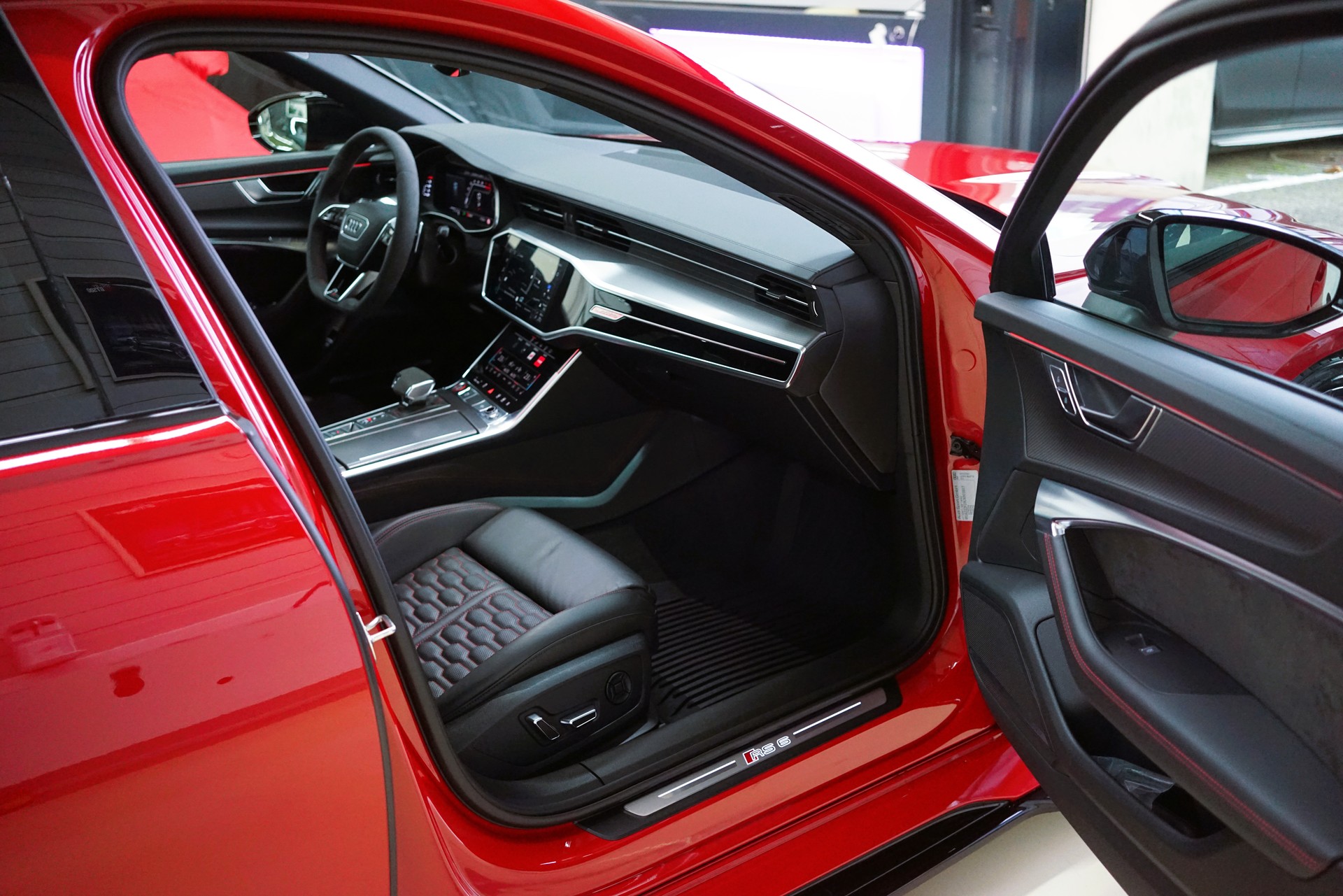 AUDI RS6 Avant 4.0 TFSI V8 quattro / Tango-Rot **-image-26