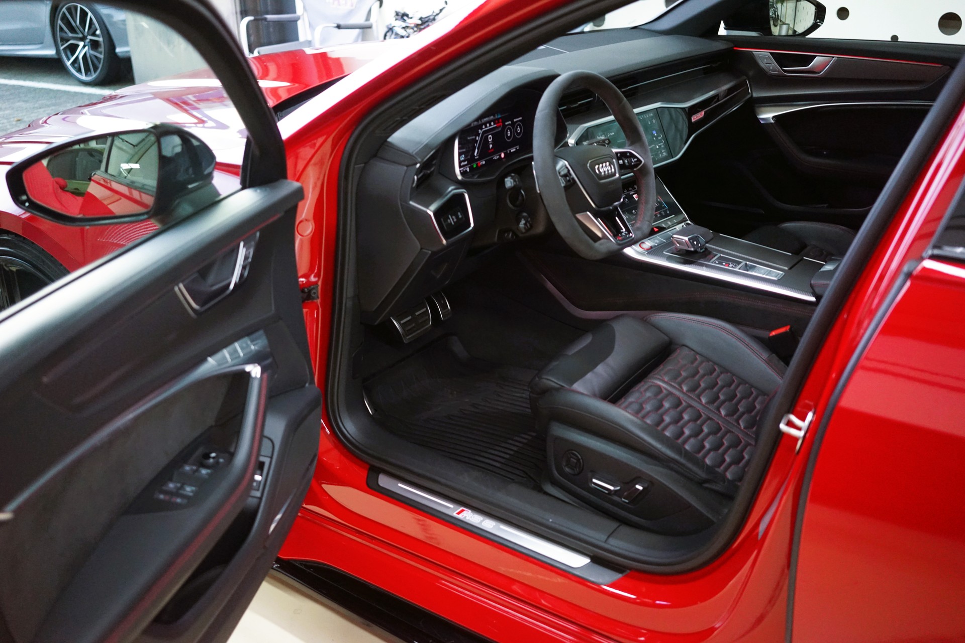 AUDI RS6 Avant 4.0 TFSI V8 quattro / Tango-Rot **-image-14