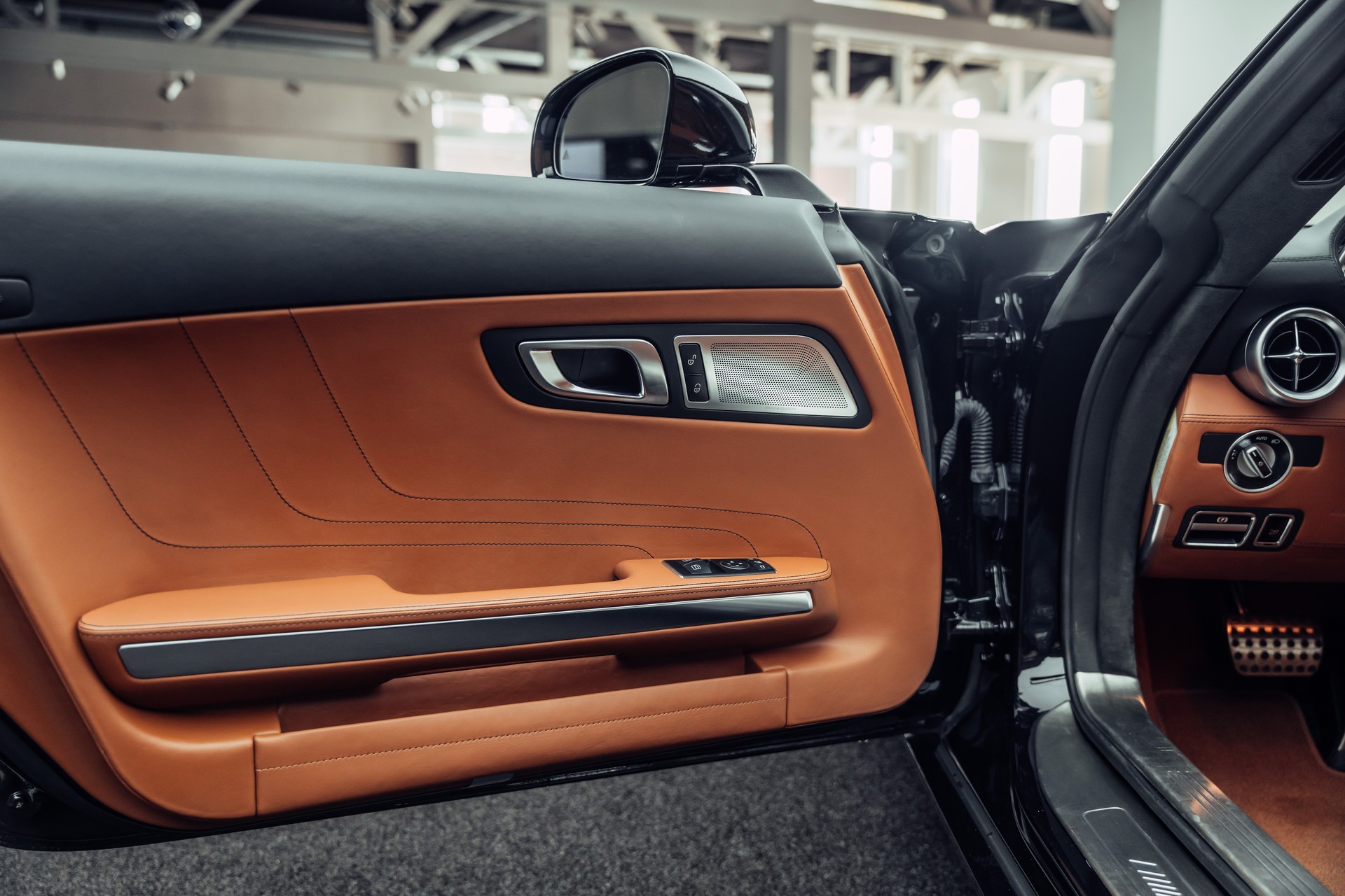 MERCEDES-BENZ SLS 63 AMG Roadster Speedshift-image-12