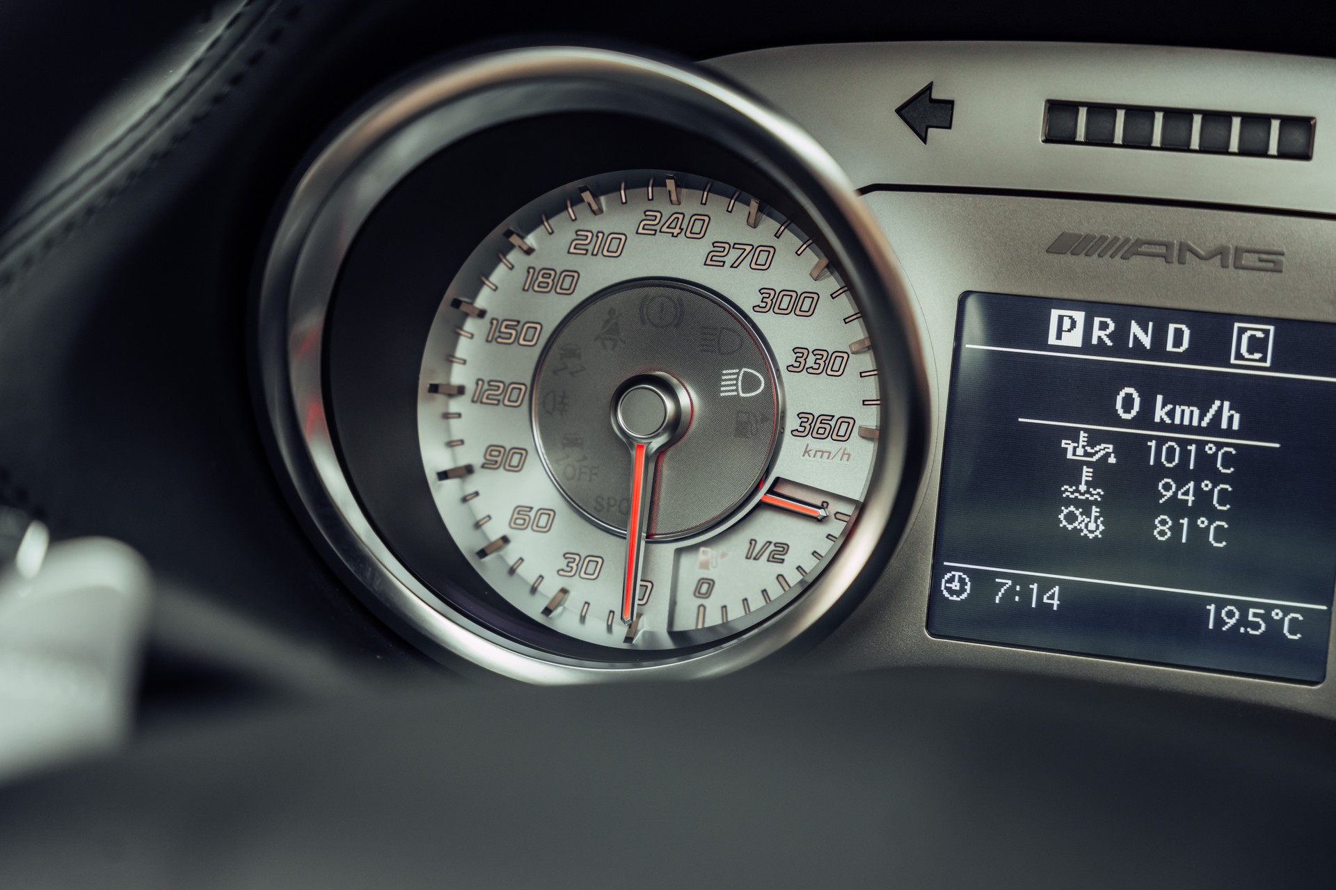 MERCEDES-BENZ SLS 63 AMG Roadster Speedshift-image-17