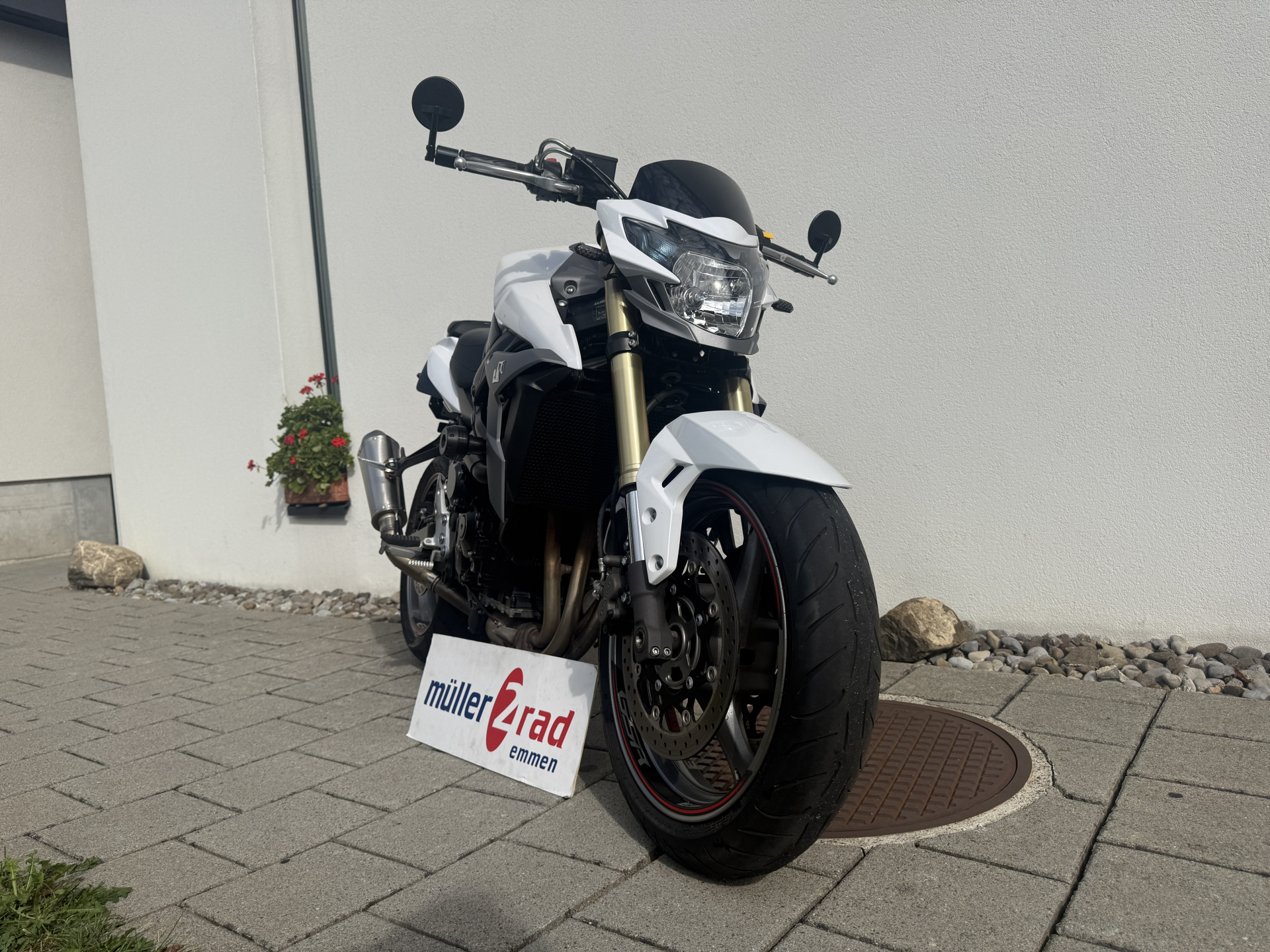 SUZUKI GSR 750 A/U Freegun-showroom-element-1