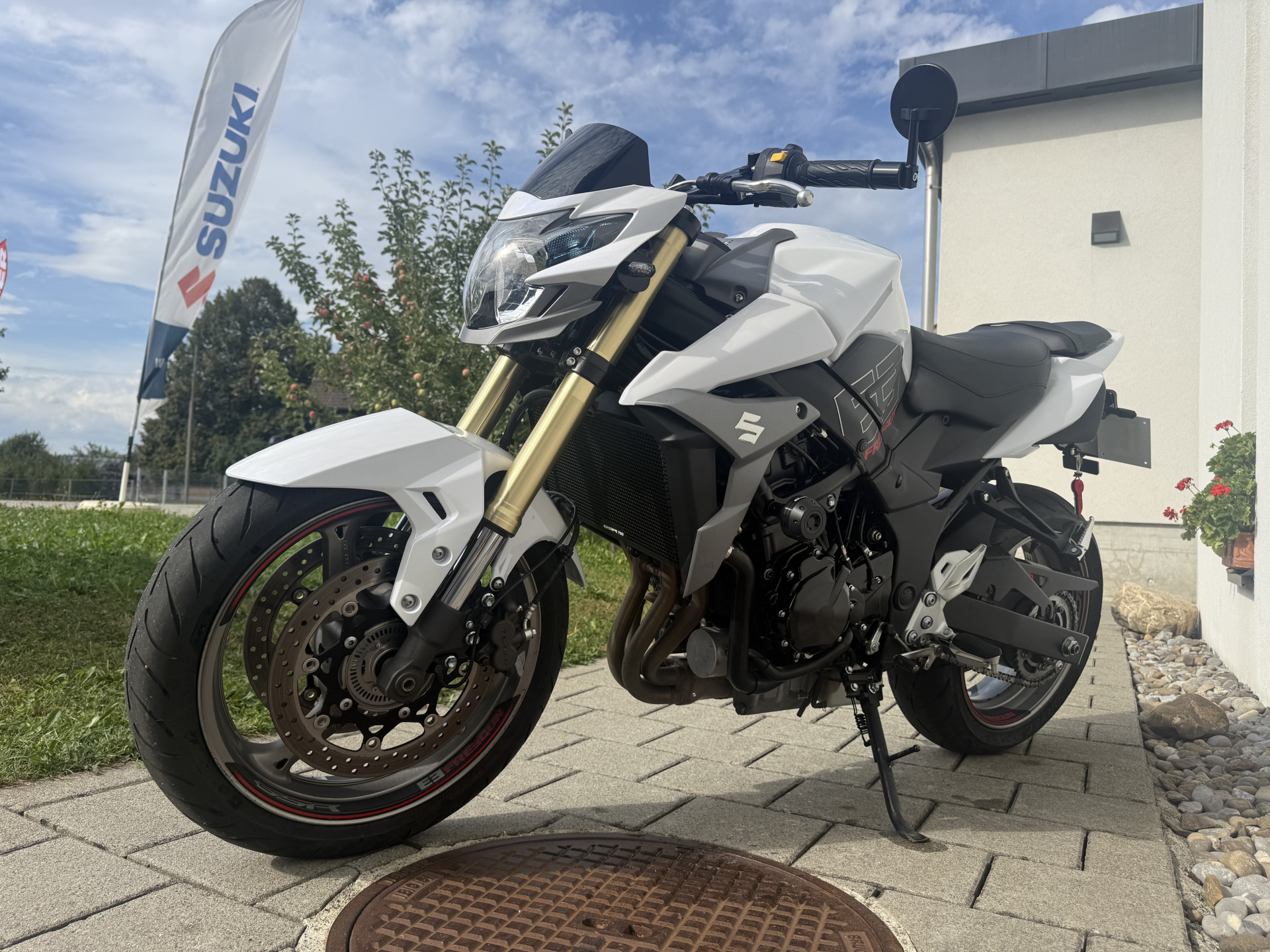 SUZUKI GSR 750 A/U Freegun-showroom-element-2