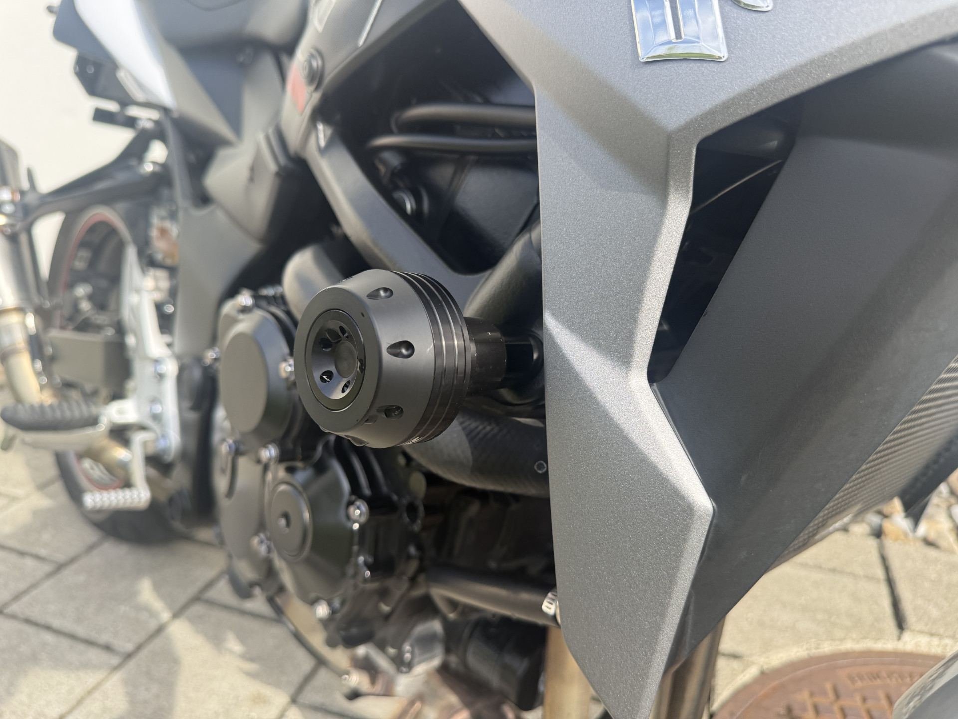 SUZUKI GSR 750 A/U Freegun-image-6