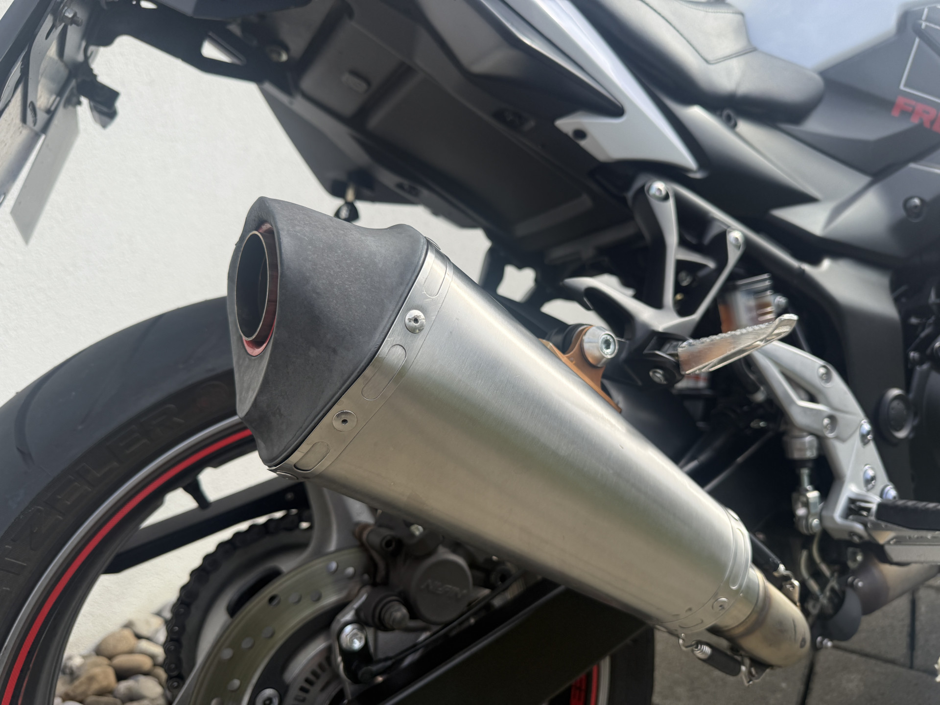 SUZUKI GSR 750 A/U Freegun-image-5