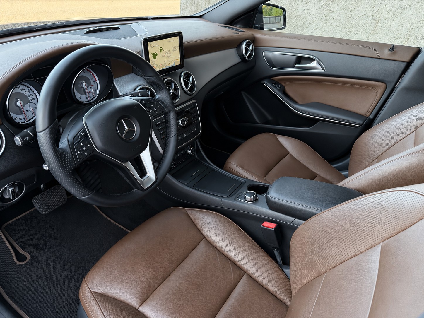 MERCEDES-BENZ CLA 200 7G-DCT / 1 Hand / Frisch ab MFK / Service gepflegt / 8 Fach / 36 Monate Garantie/ Leder / Navi / Xenon / Standheiz-image-8