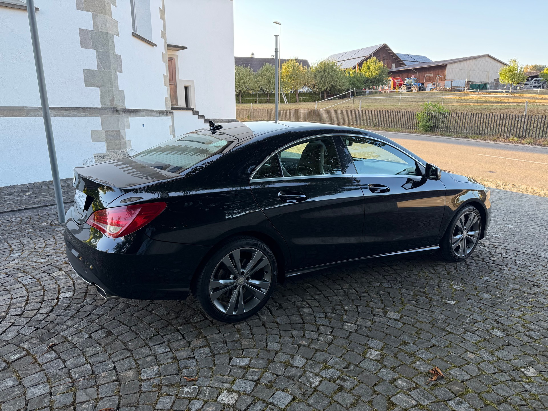 MERCEDES-BENZ CLA 200 7G-DCT / 1 Hand / Frisch ab MFK / Service gepflegt / 8 Fach / 36 Monate Garantie/ Leder / Navi / Xenon / Standheiz-image-3