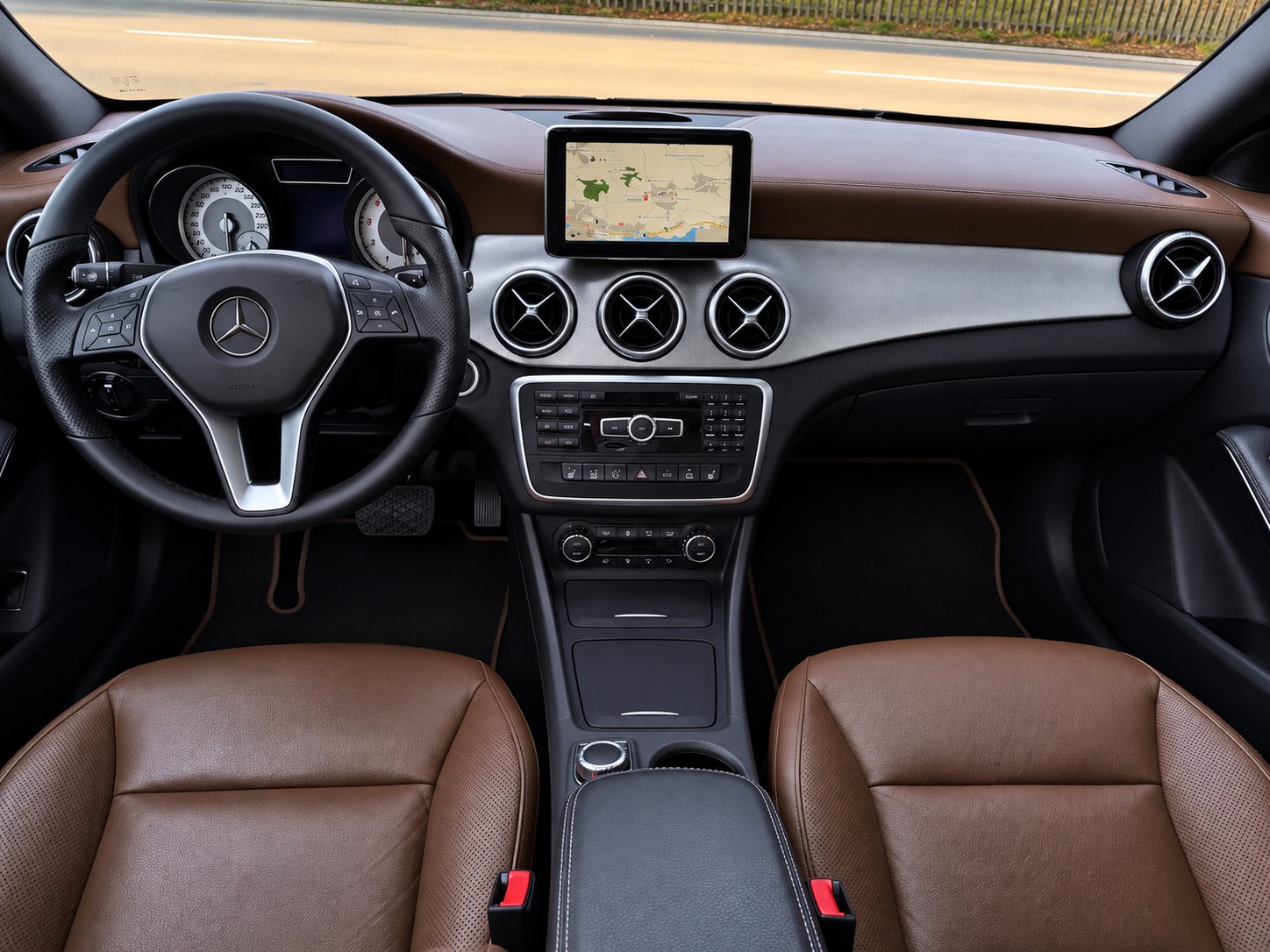 MERCEDES-BENZ CLA 200 7G-DCT / 1 Hand / Frisch ab MFK / Service gepflegt / 8 Fach / 36 Monate Garantie/ Leder / Navi / Xenon / Standheiz-image-12