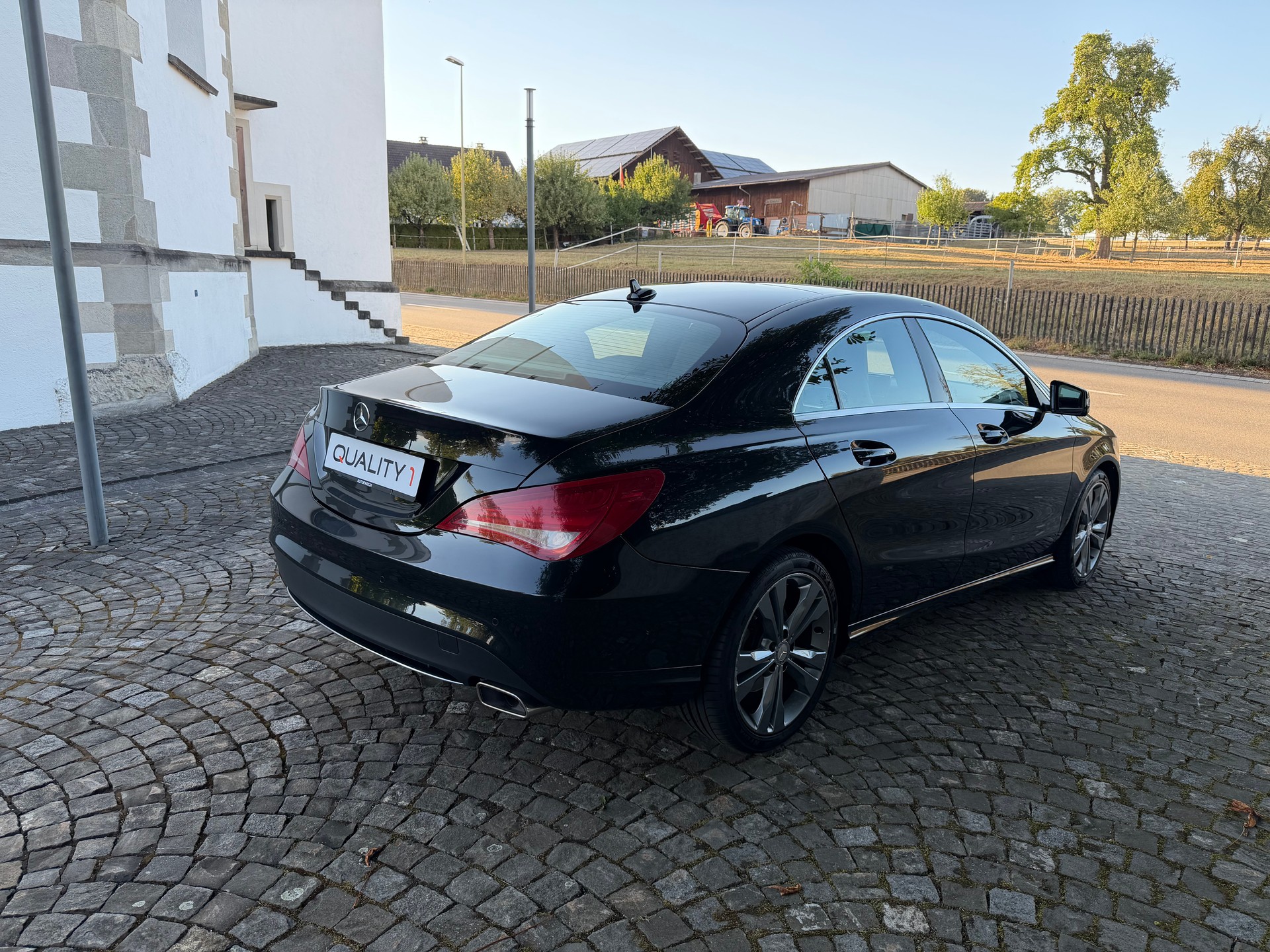 MERCEDES-BENZ CLA 200 7G-DCT / 1 Hand / Frisch ab MFK / Service gepflegt / 8 Fach / 36 Monate Garantie/ Leder / Navi / Xenon / Standheiz-image-4