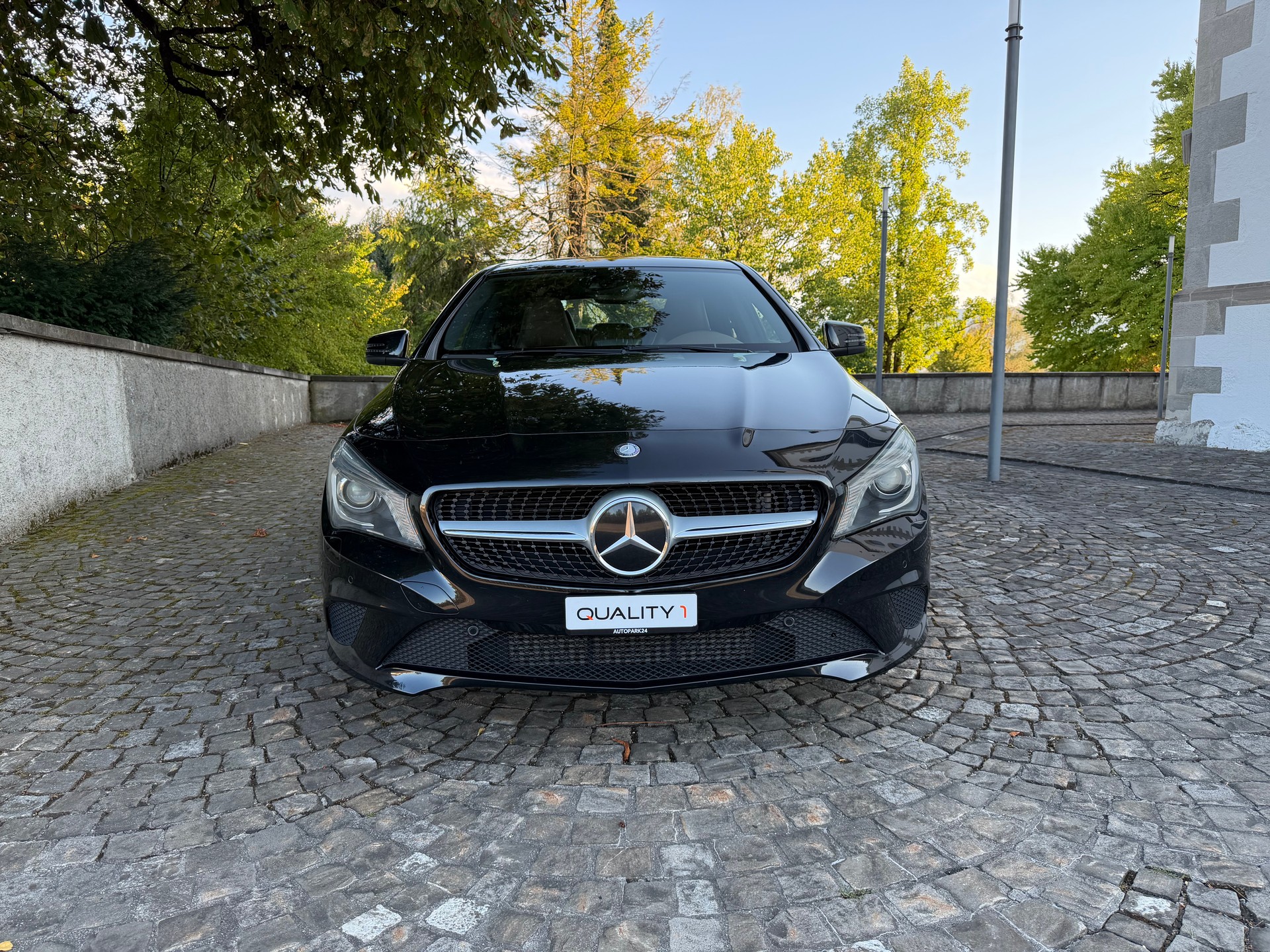 MERCEDES-BENZ CLA 200 7G-DCT / 1 Hand / Frisch ab MFK / Service gepflegt / 8 Fach / 36 Monate Garantie/ Leder / Navi / Xenon / Standheiz-image-1